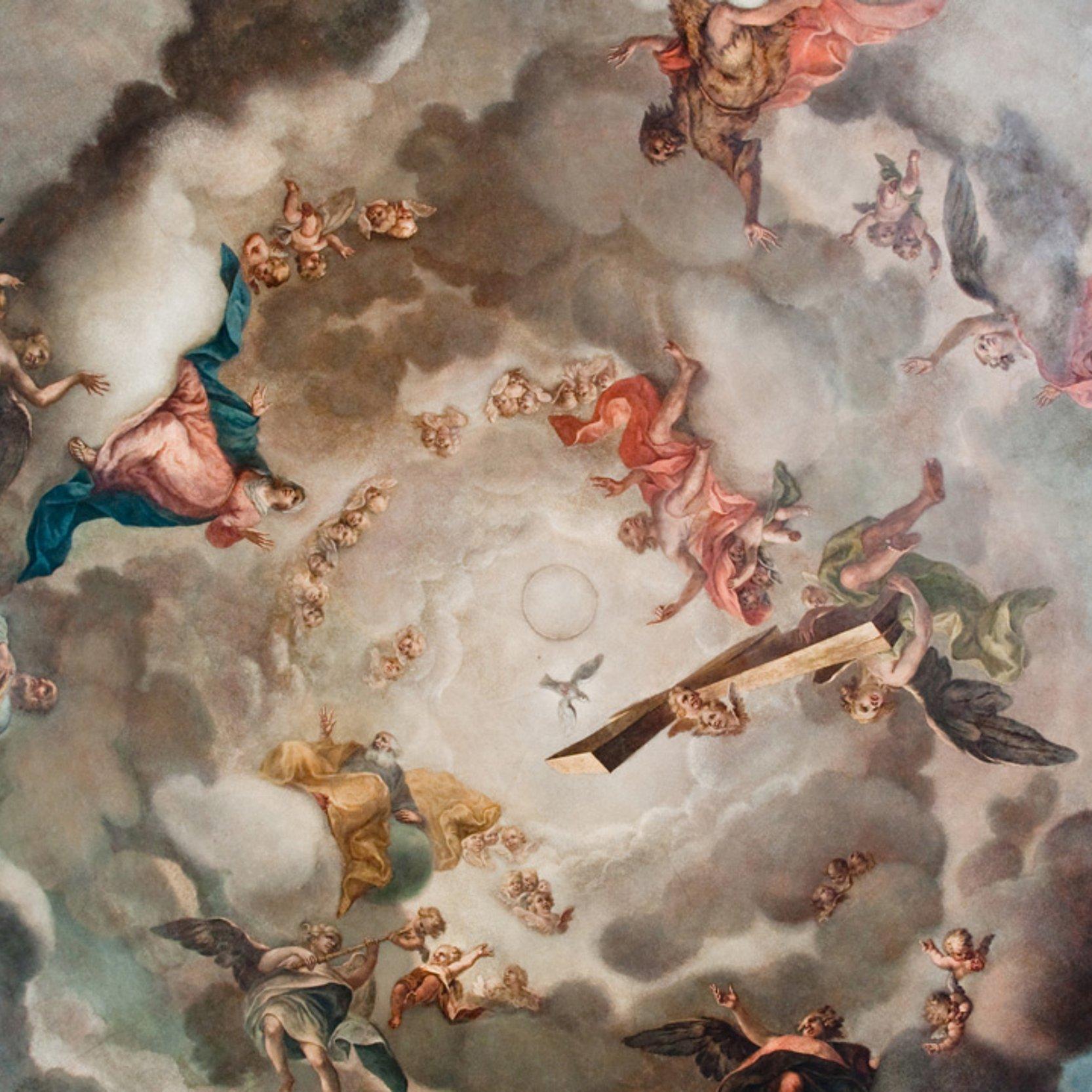 Ein Gemälde an einer Decke zeigt den Himmel mit Wolken und verschiedenen Figuren 