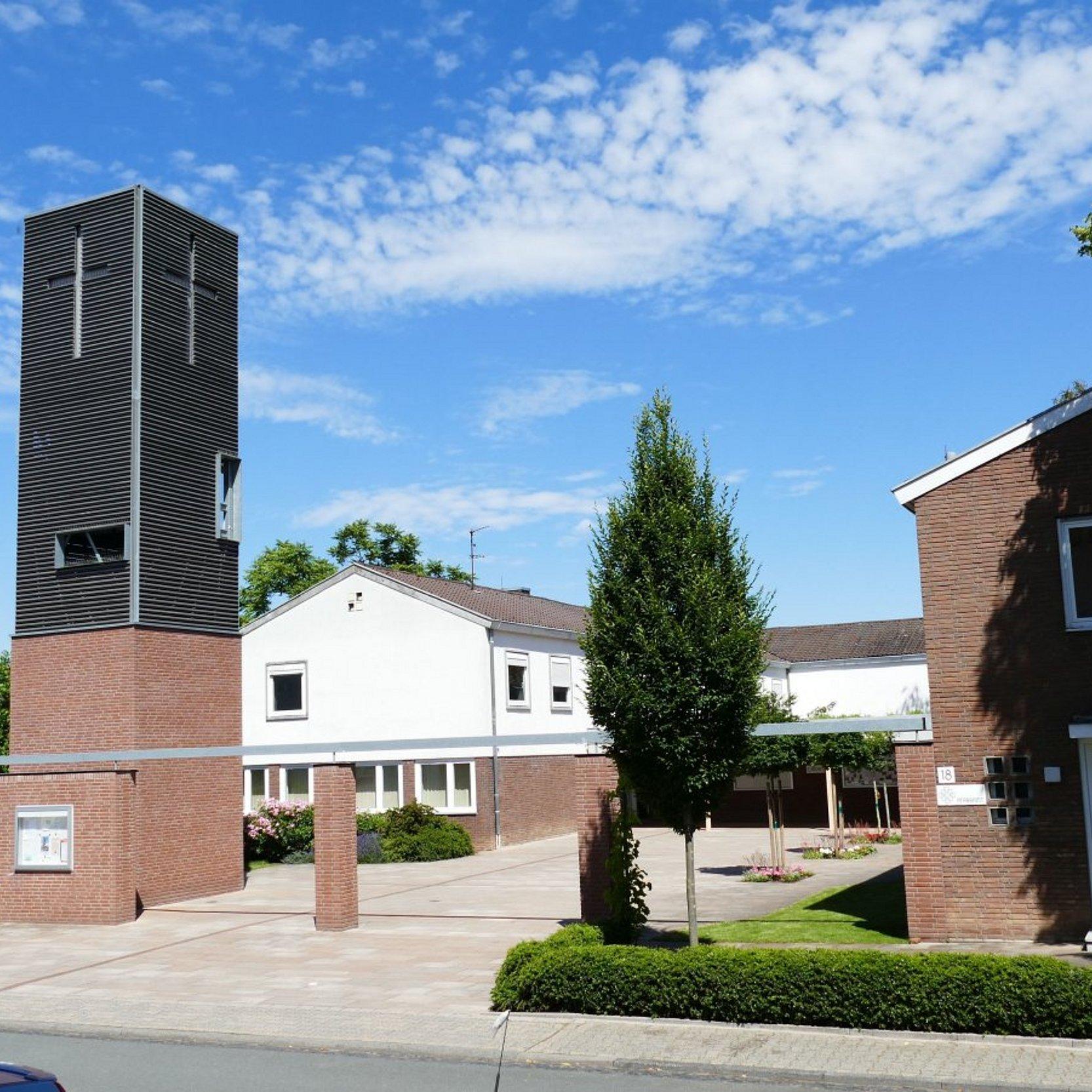 Moderner Kirchturm und Kirchengebäude