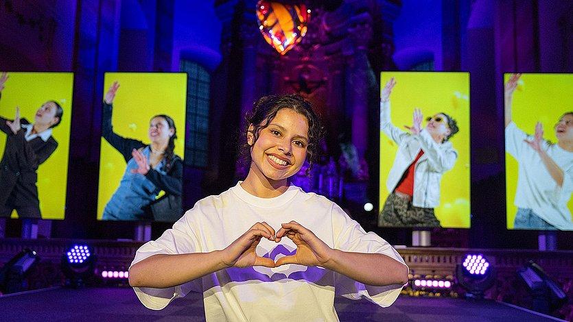 Debora Ochoa Debora Ochoa formt mit den Händen ein Herz