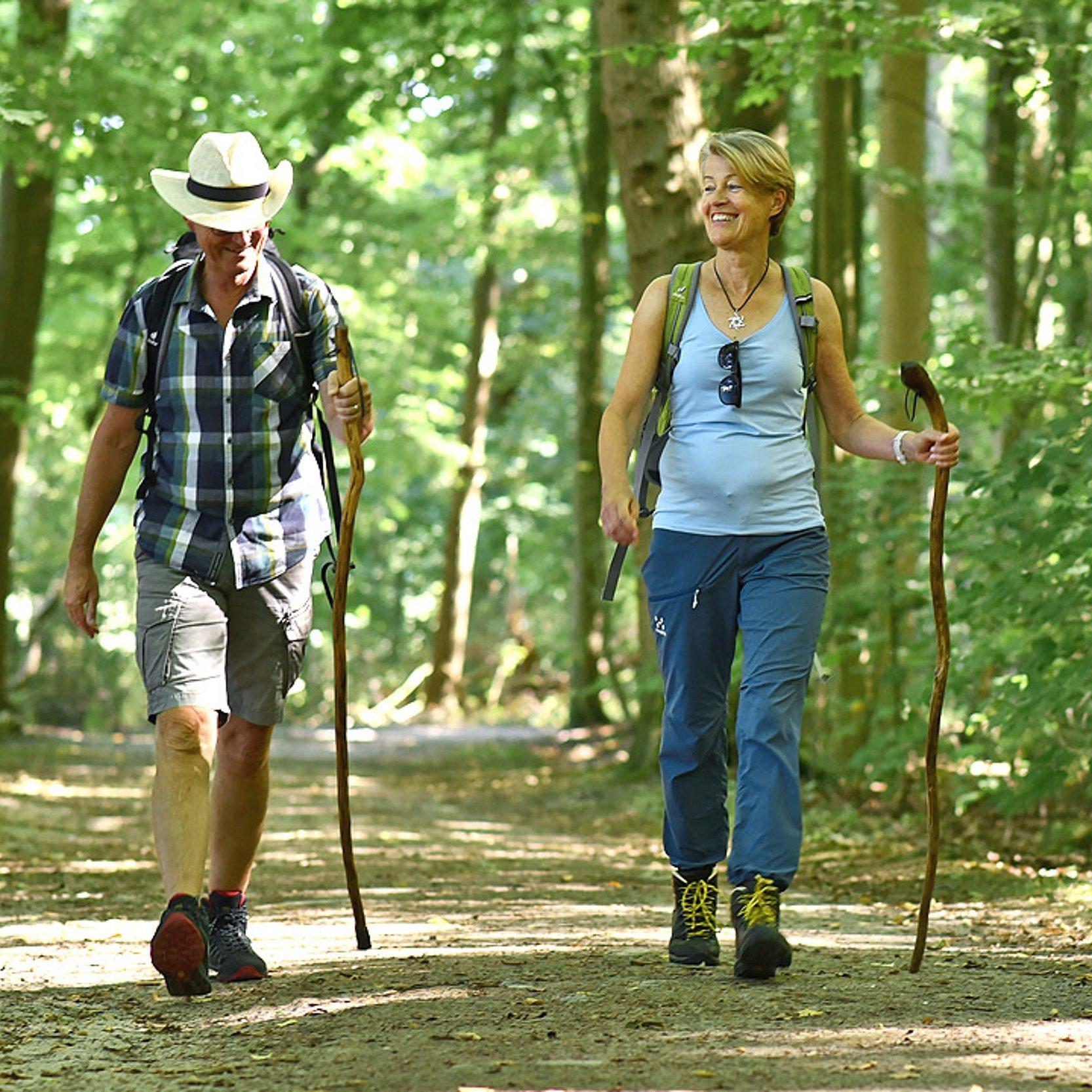 Ein Paar läuft durch den Wald