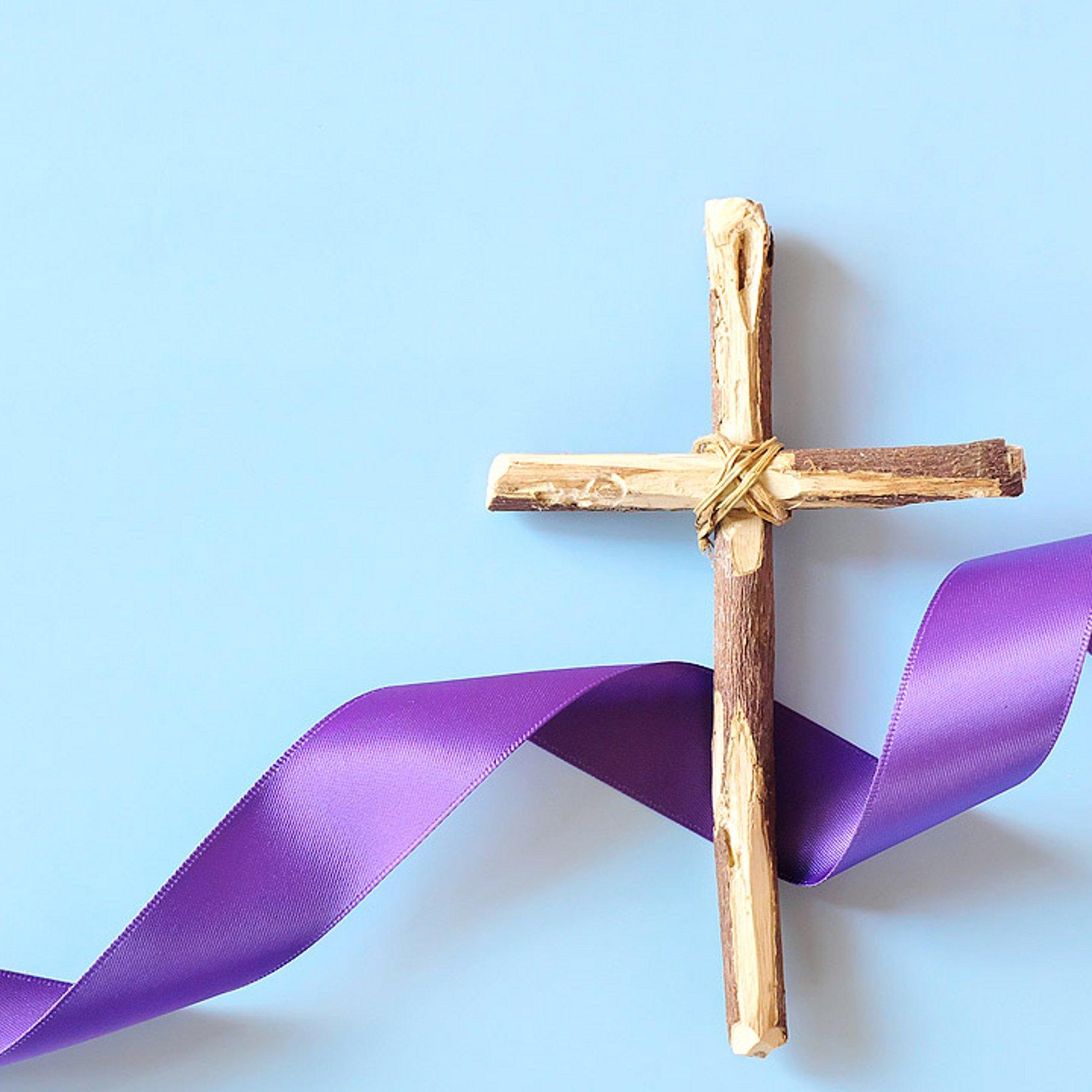 Kreuz mit violettem Band