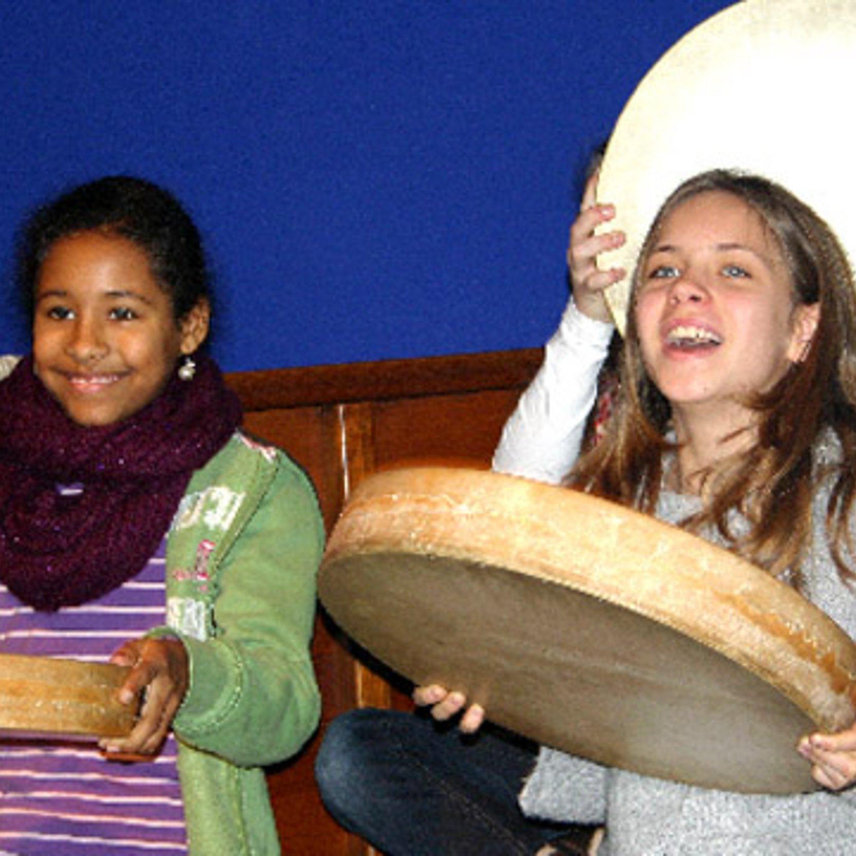 Trommelnde Mädchen Trommelnde Mädchen