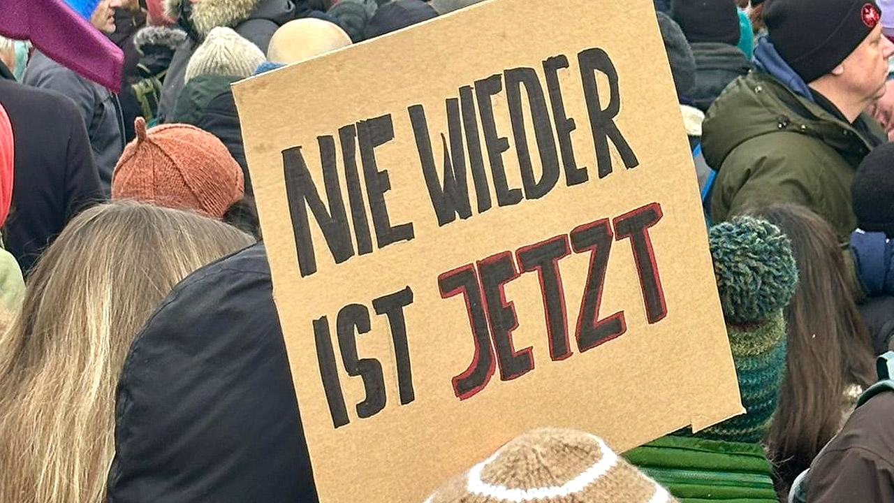 Demonstratinsplakat mit der Aufschrift: Nie wieder ist jetzt