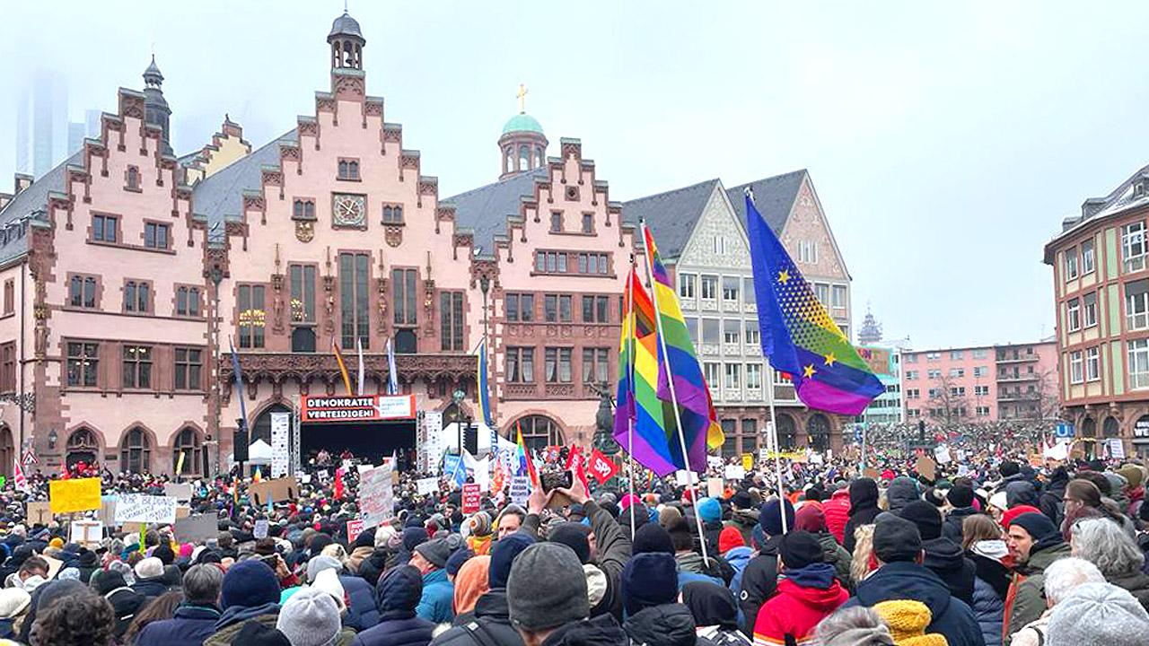 Menschenmenge auf dem Frankfurter Römer vor einer Bühne mit den Kundgebungen