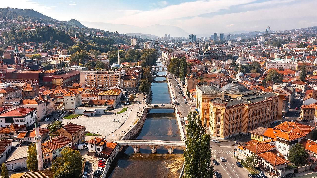 Stadtansicht von Sarajevo mit mehreren Brücken über einen Fluss