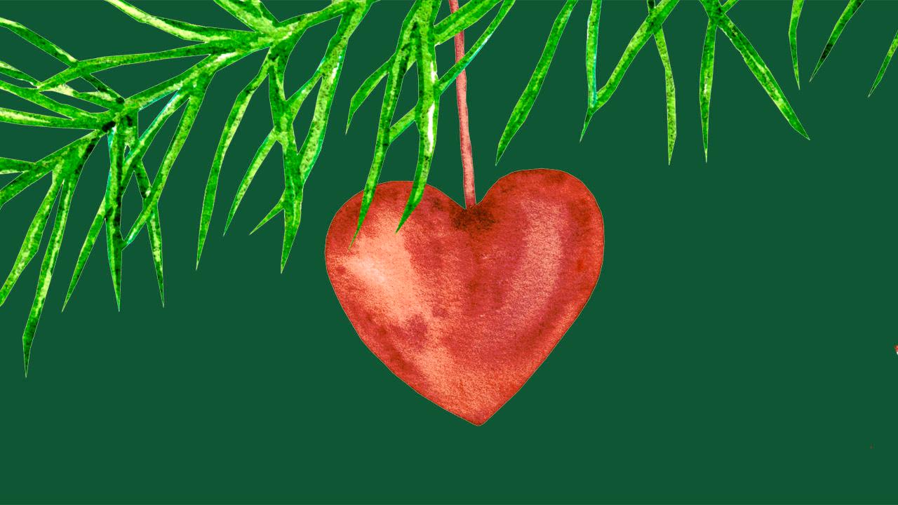 Advent Rote Herzkugel an einem Tannenzweig