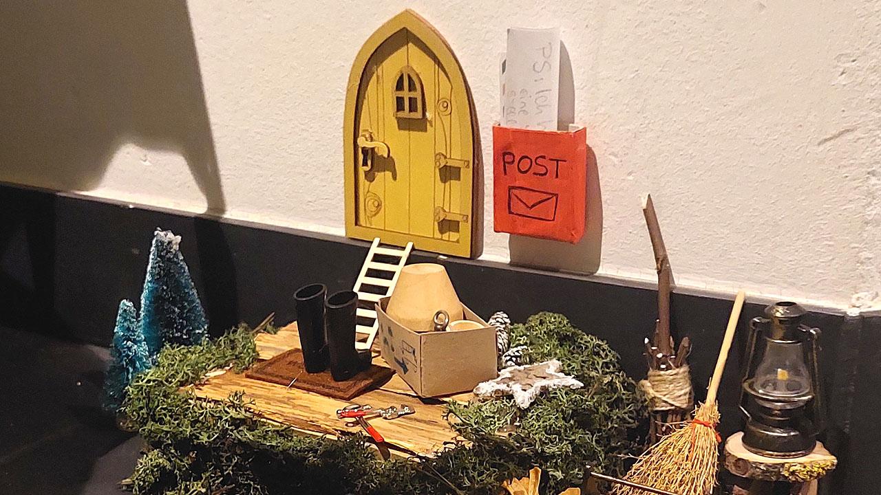 Kleine Wichteltür mit Briefkasten, Stiefel davor und Mini-Besen an der Seite