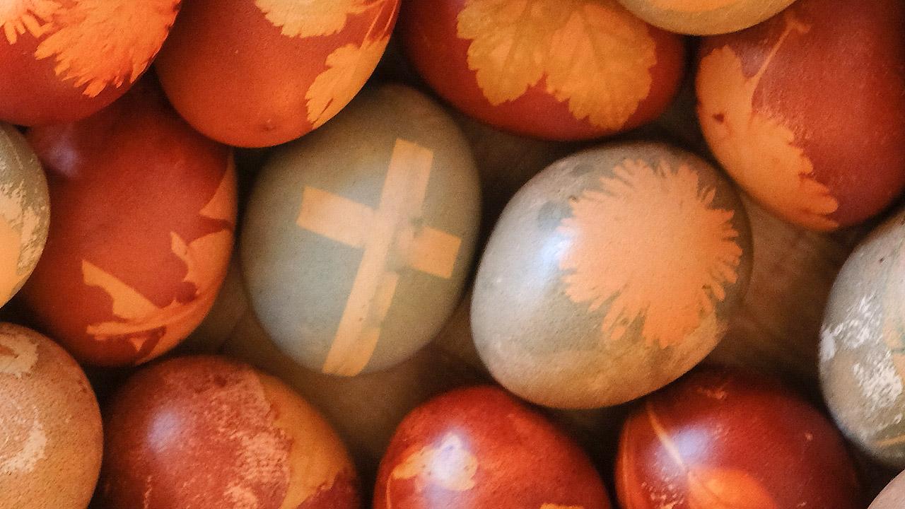 Gefärbtes Ei mit Kreuz