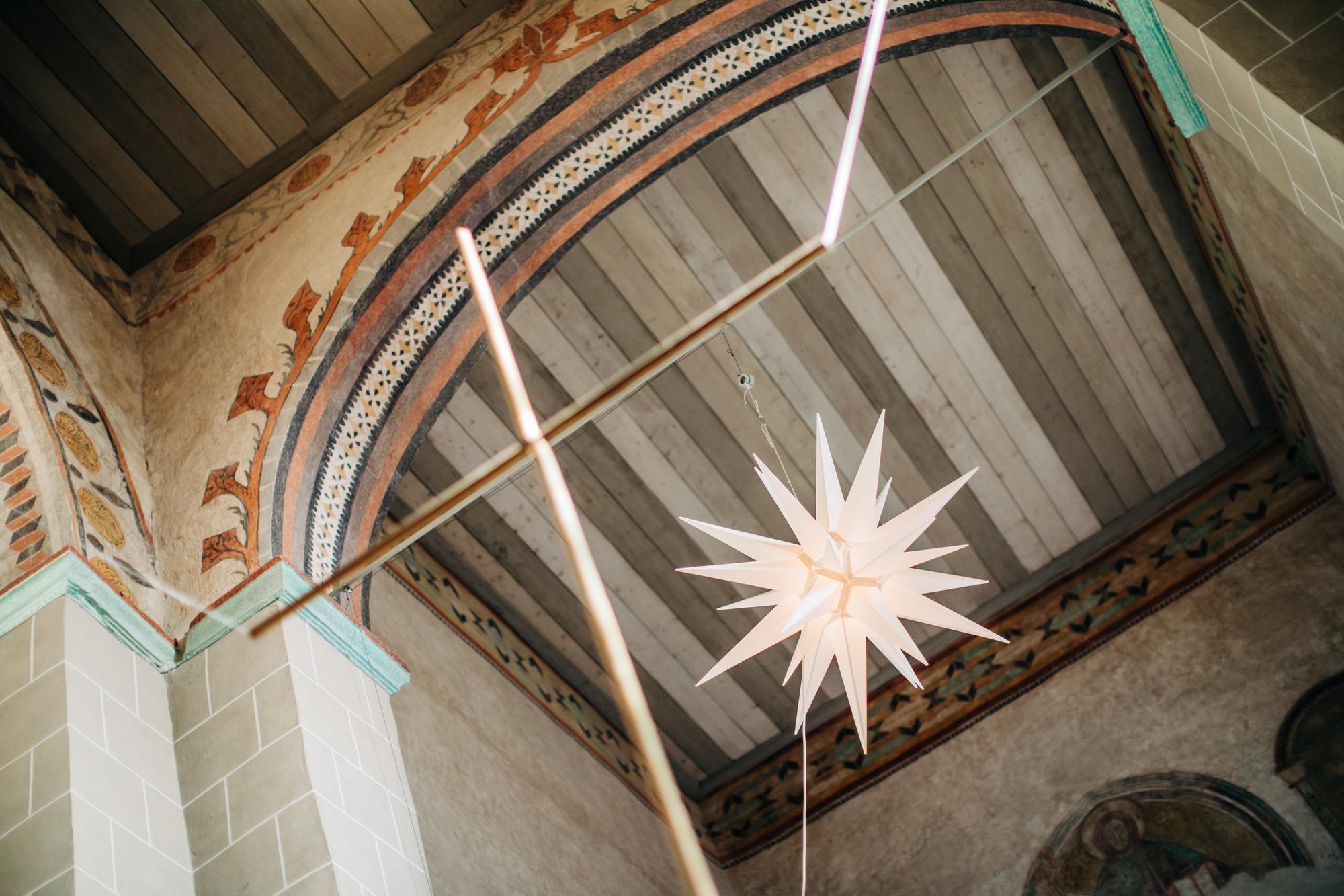 Herrnhuter Stern hängt oben in der Kirche