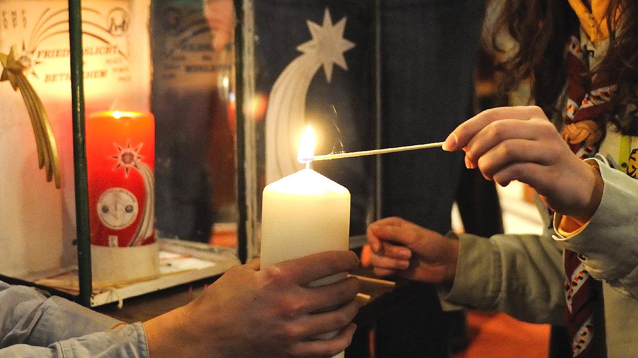 Eine Kerze wird entzündet