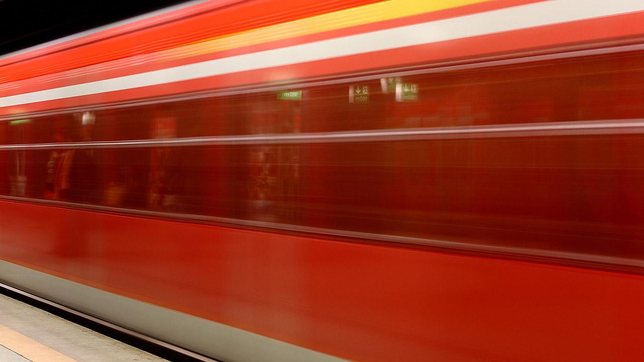 Vorbeifahrende S-Bahn