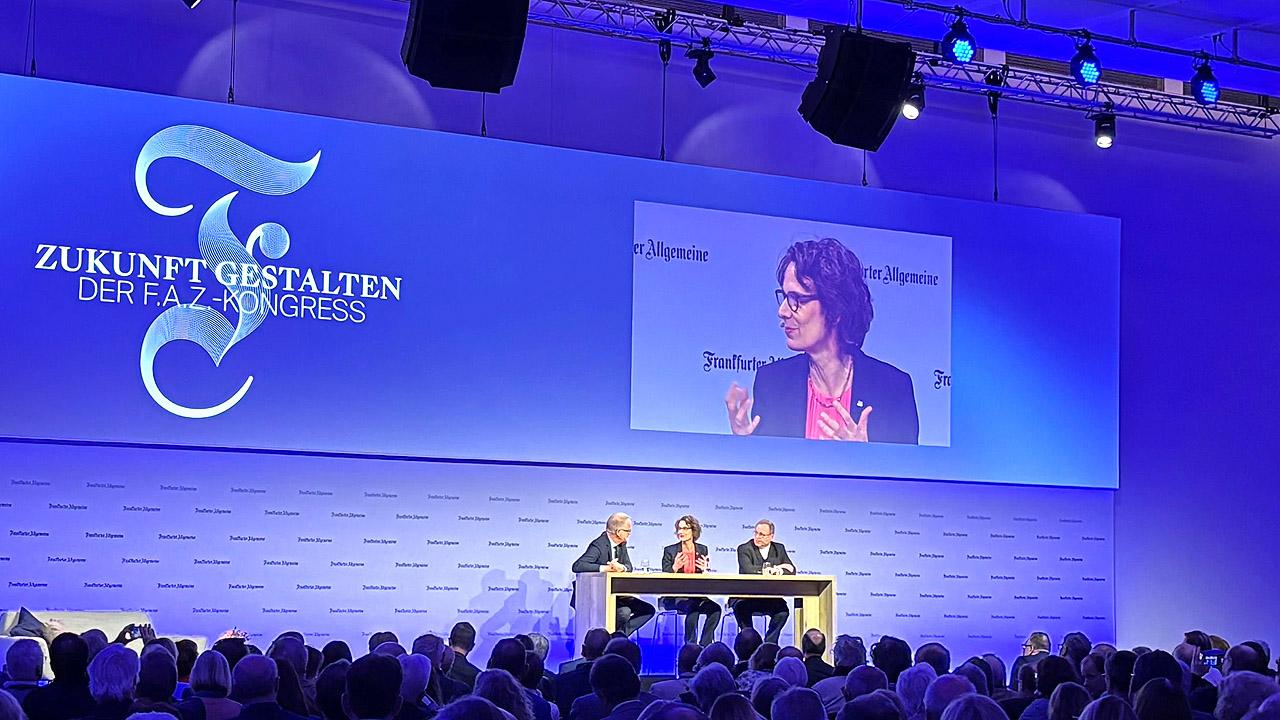 Bühne mit drei Sprechenden