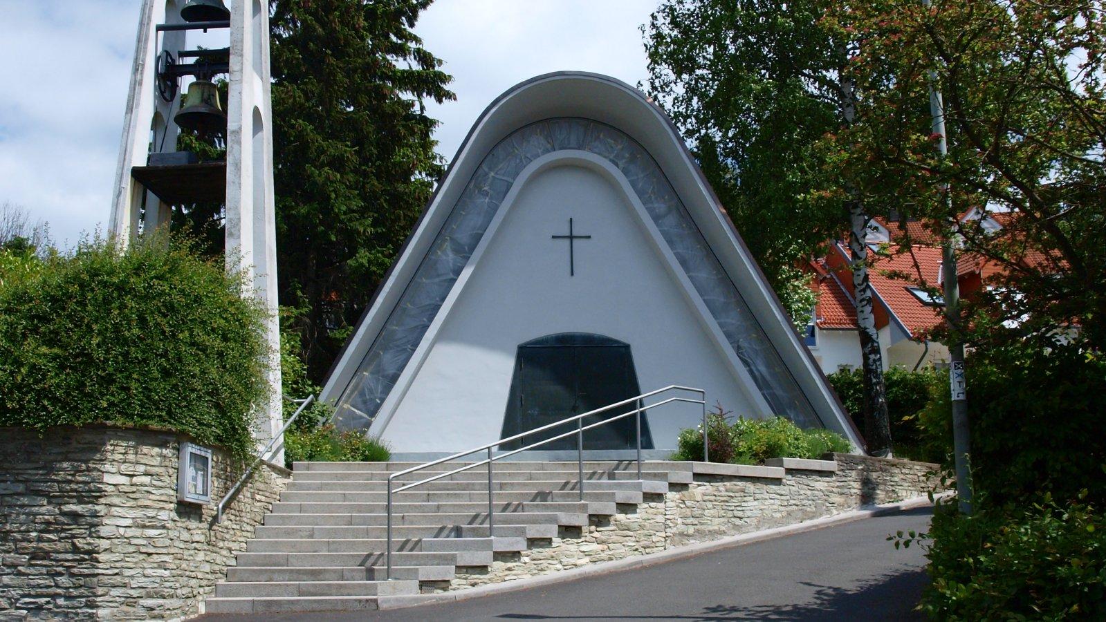 Modernes Kirchengebäude mit separatem Kirchturm