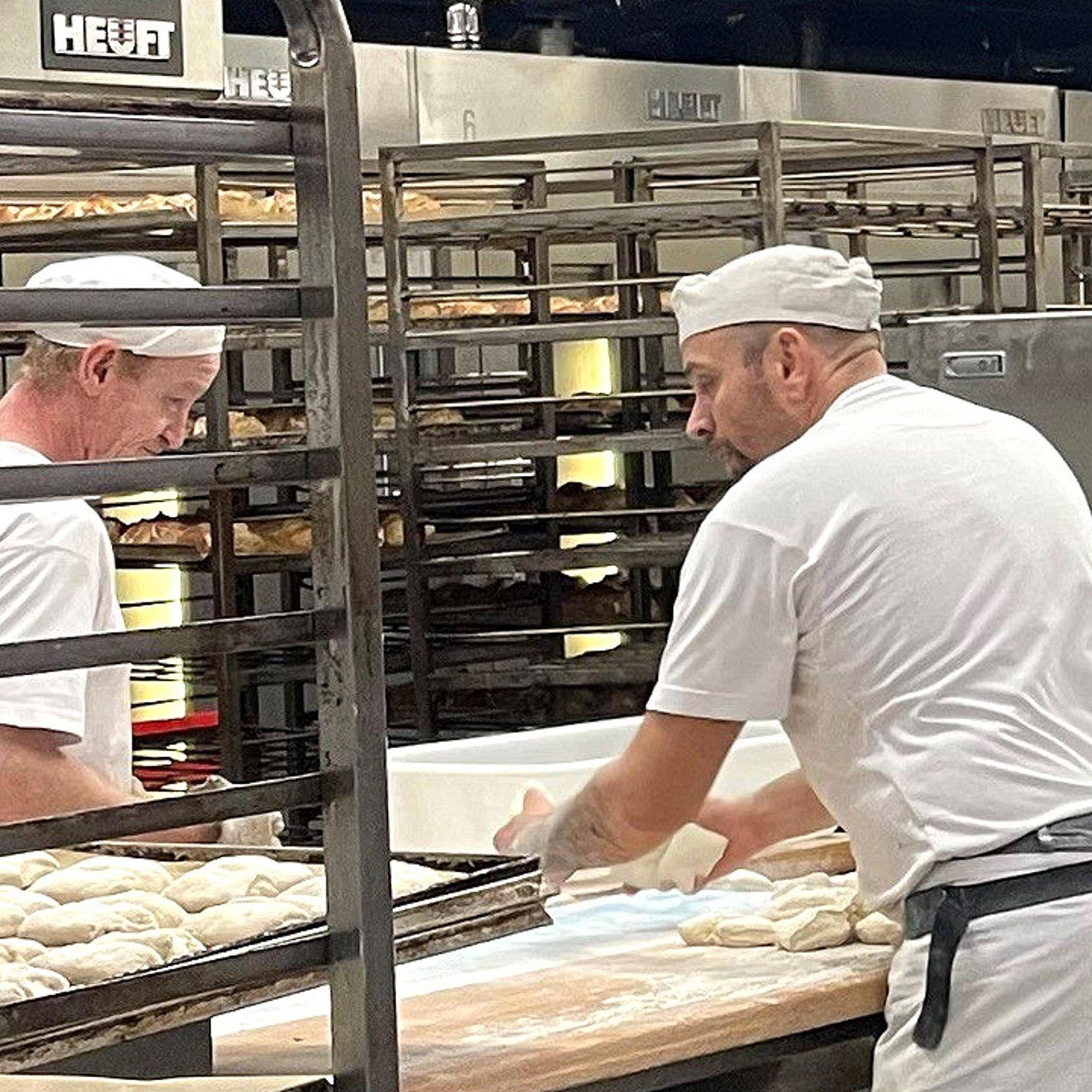 Bäcker backen Brot in einer Fabrikhalle