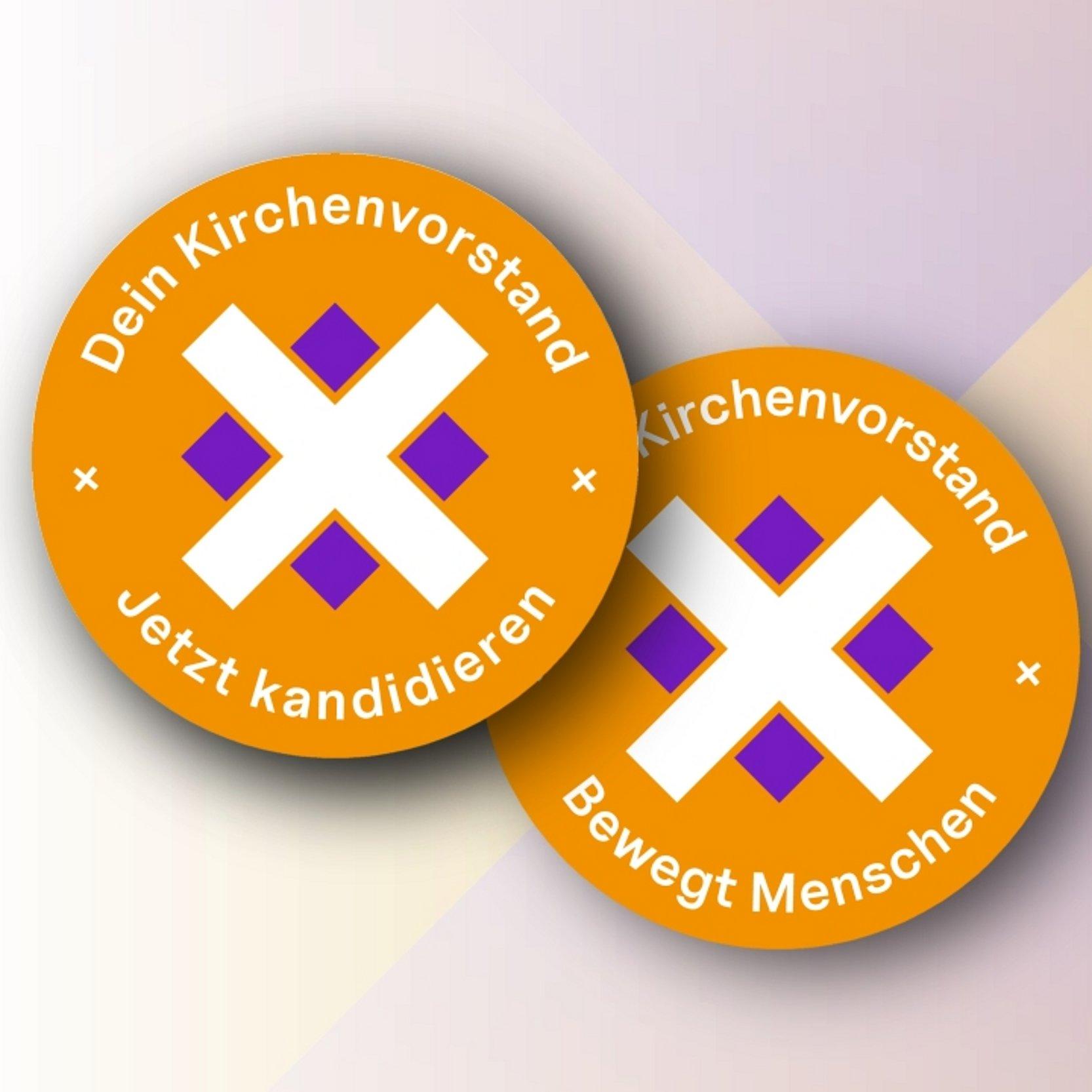 Zwei goldene, runde Buttons mit weißem Kreuzsymbol und violetten Rauten, beschriftet mit „Dein Kirchenvorstand – Jetzt kandidieren“ und „Kirchenvorstand – Deine Wahl“, vor einem pastellfarbenen geometrischen Hintergrund.