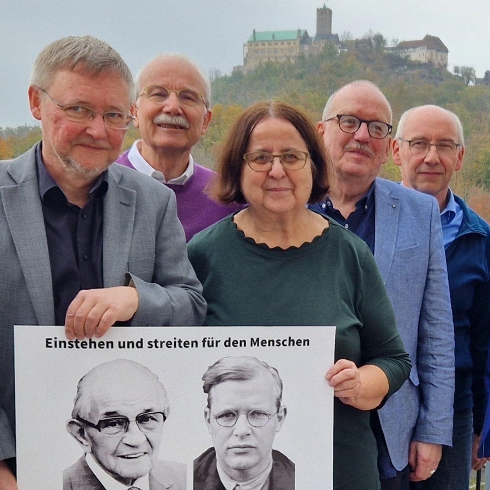 Gruppenfoto, im Hintergrund die Wartburg