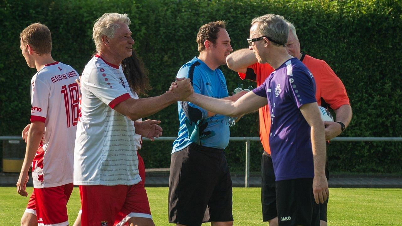 Die Spielführer begrüßen sich per Handschlag