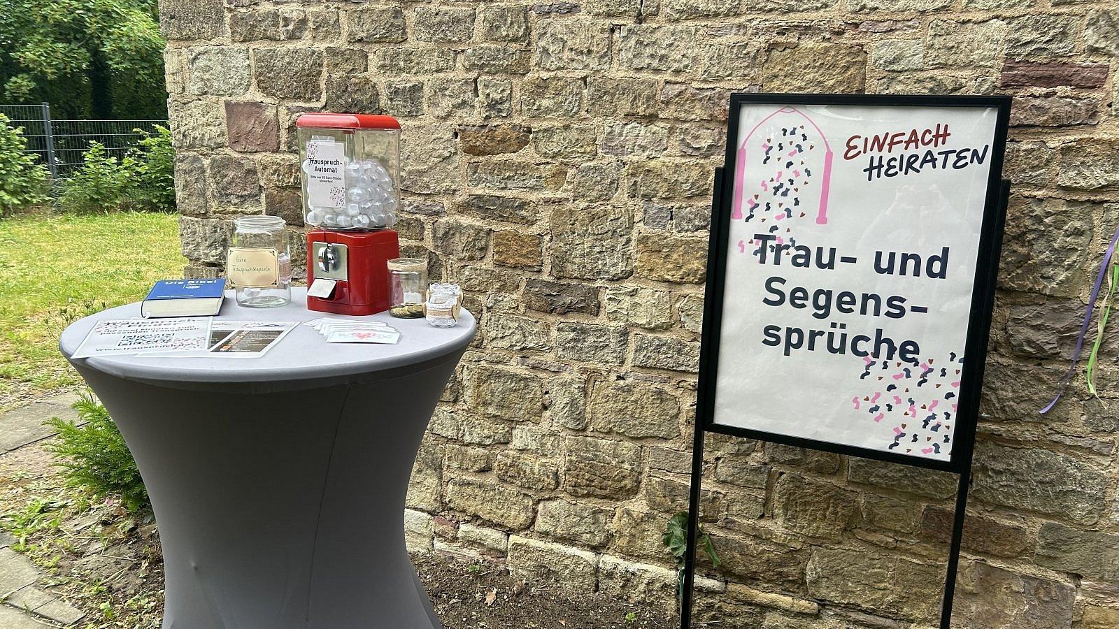 Stehtisch mit Bibel und Kaugummiautomat