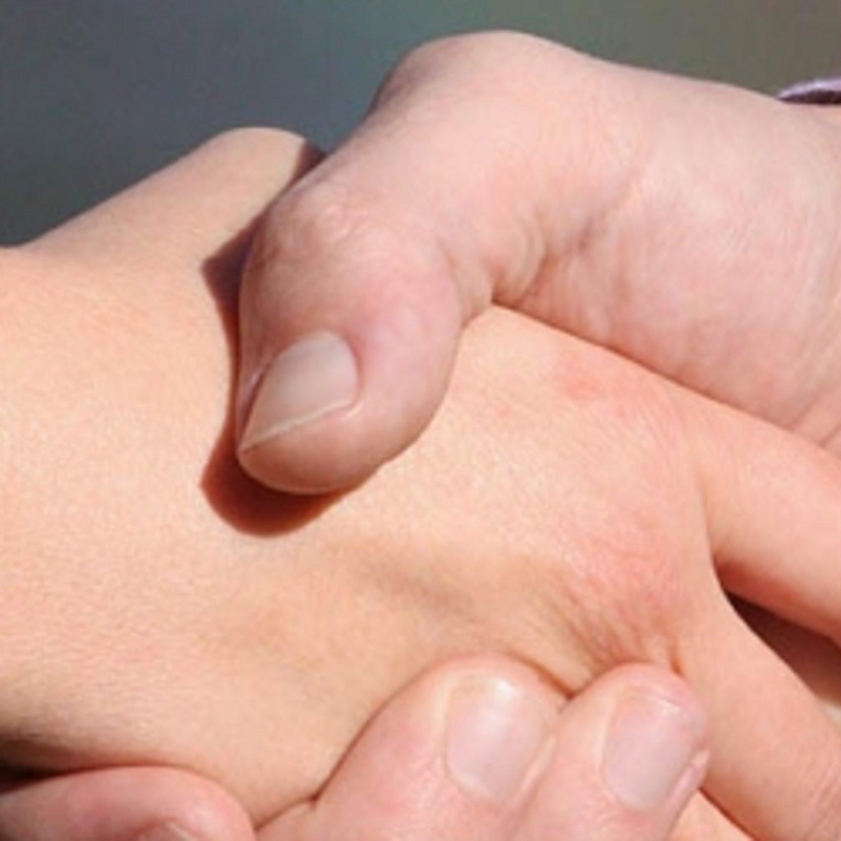 Ein Hand gibt jemand anderer die Hand.