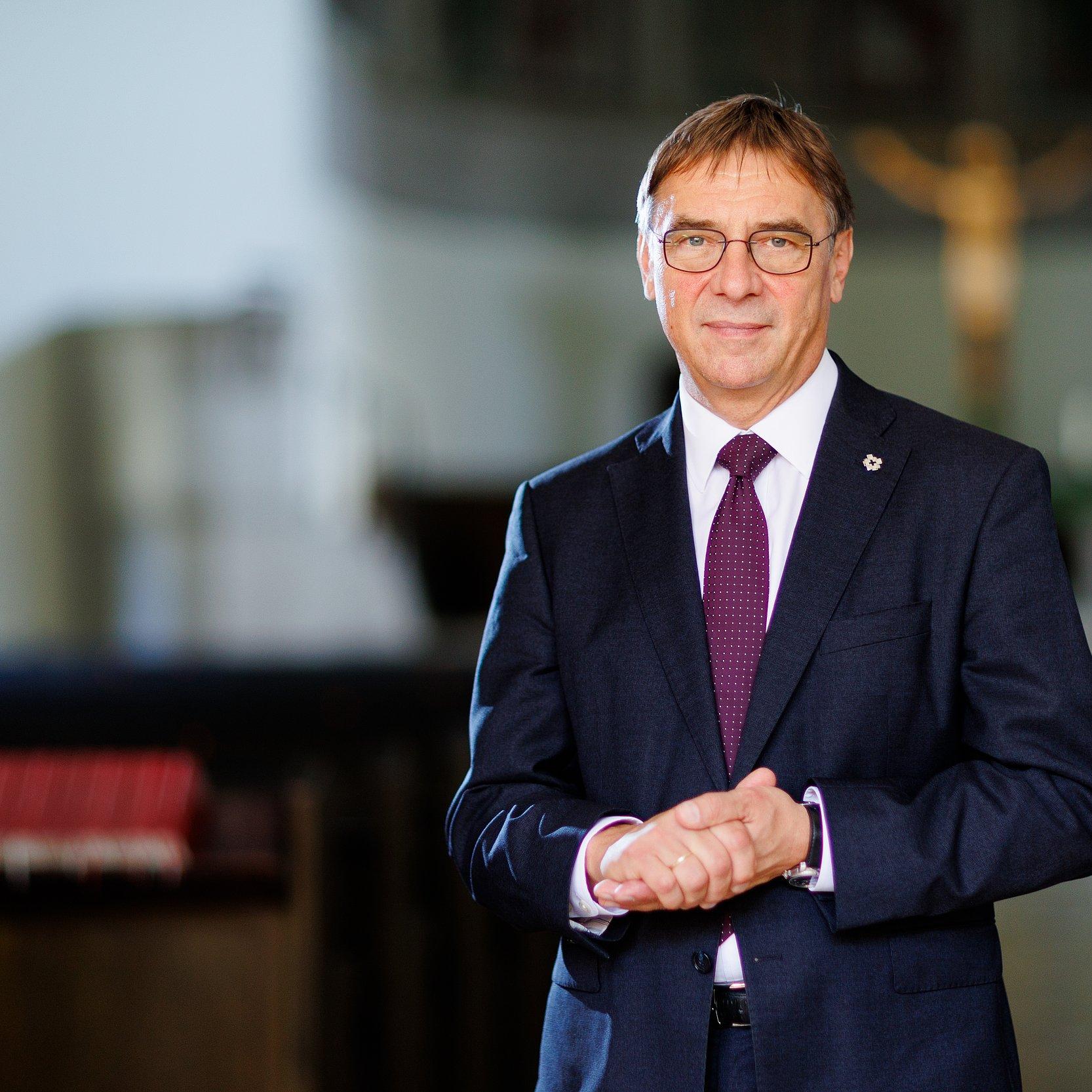 Kirchenpräsident Jung steht in einer Kirche