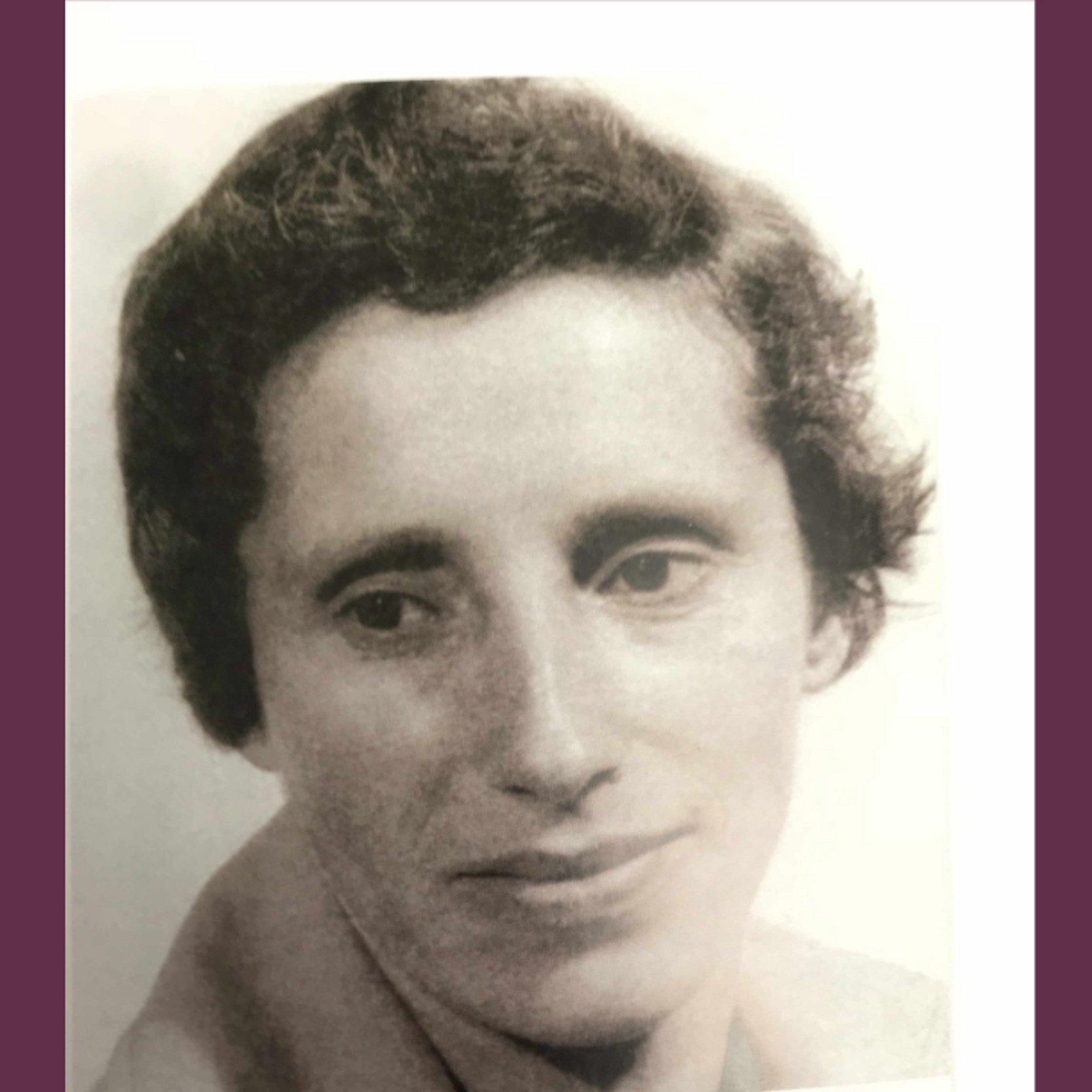 Porträt von Ursula Merck in Sepia sie hat kurze braune Haare und blickt nach links unten