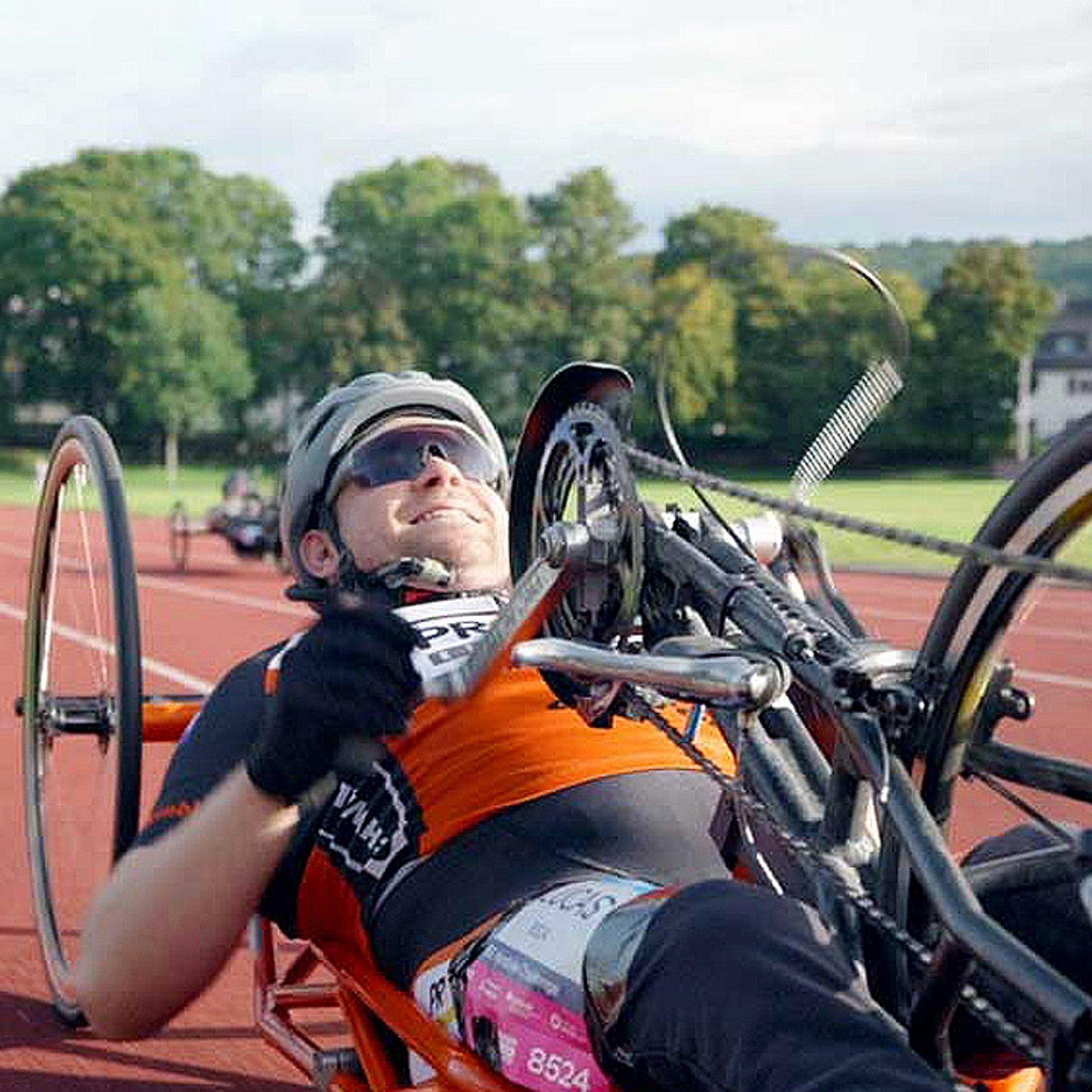 Mann liegend auf dem Handbike