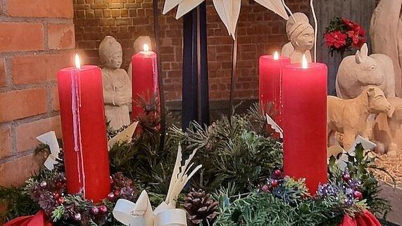Adventskranz mit vier brennenden in der Christuskirche Vilbel
