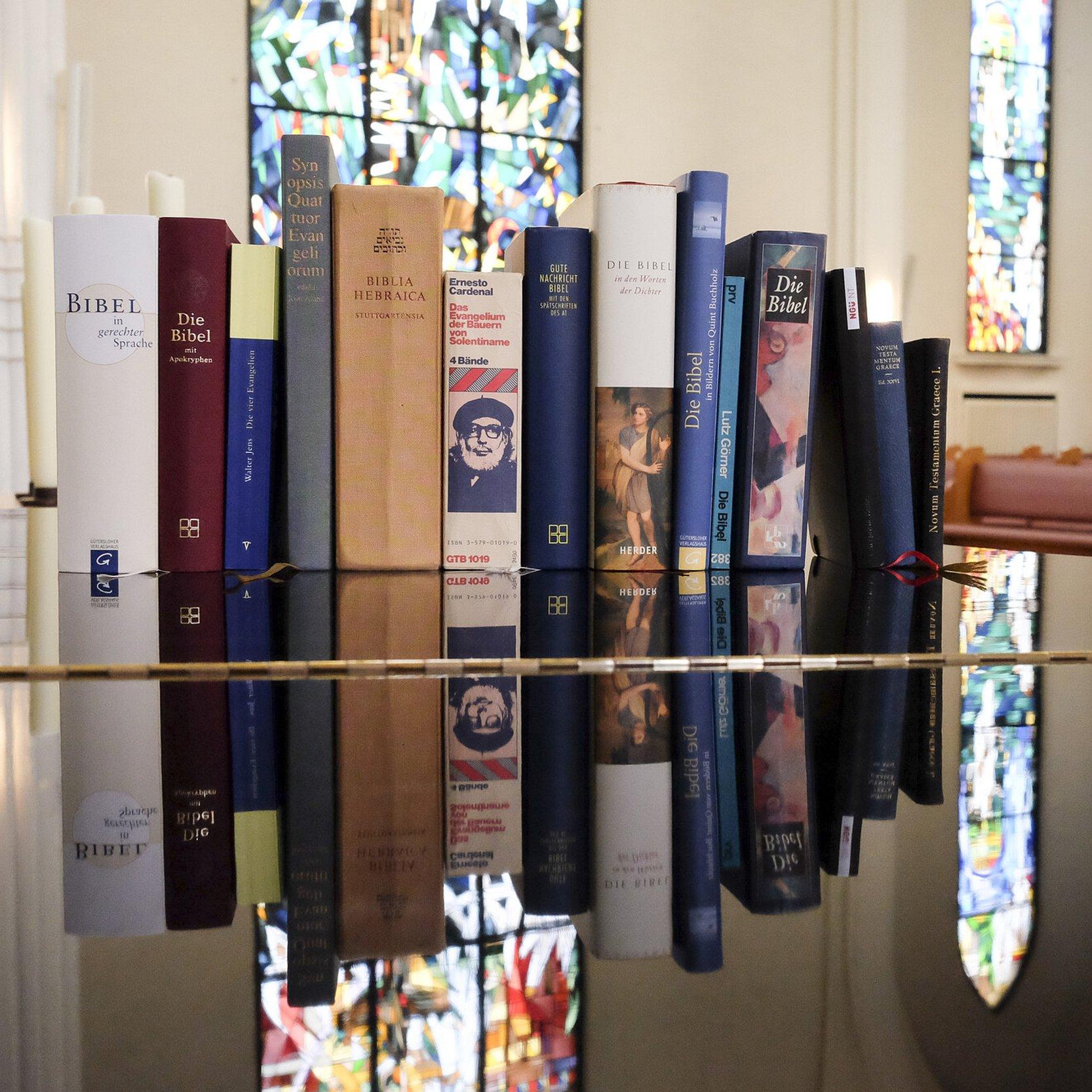 Evangelische Friedensgemeinde in Bremen: Altar mit Bibeln. Foto: Karsten Klama