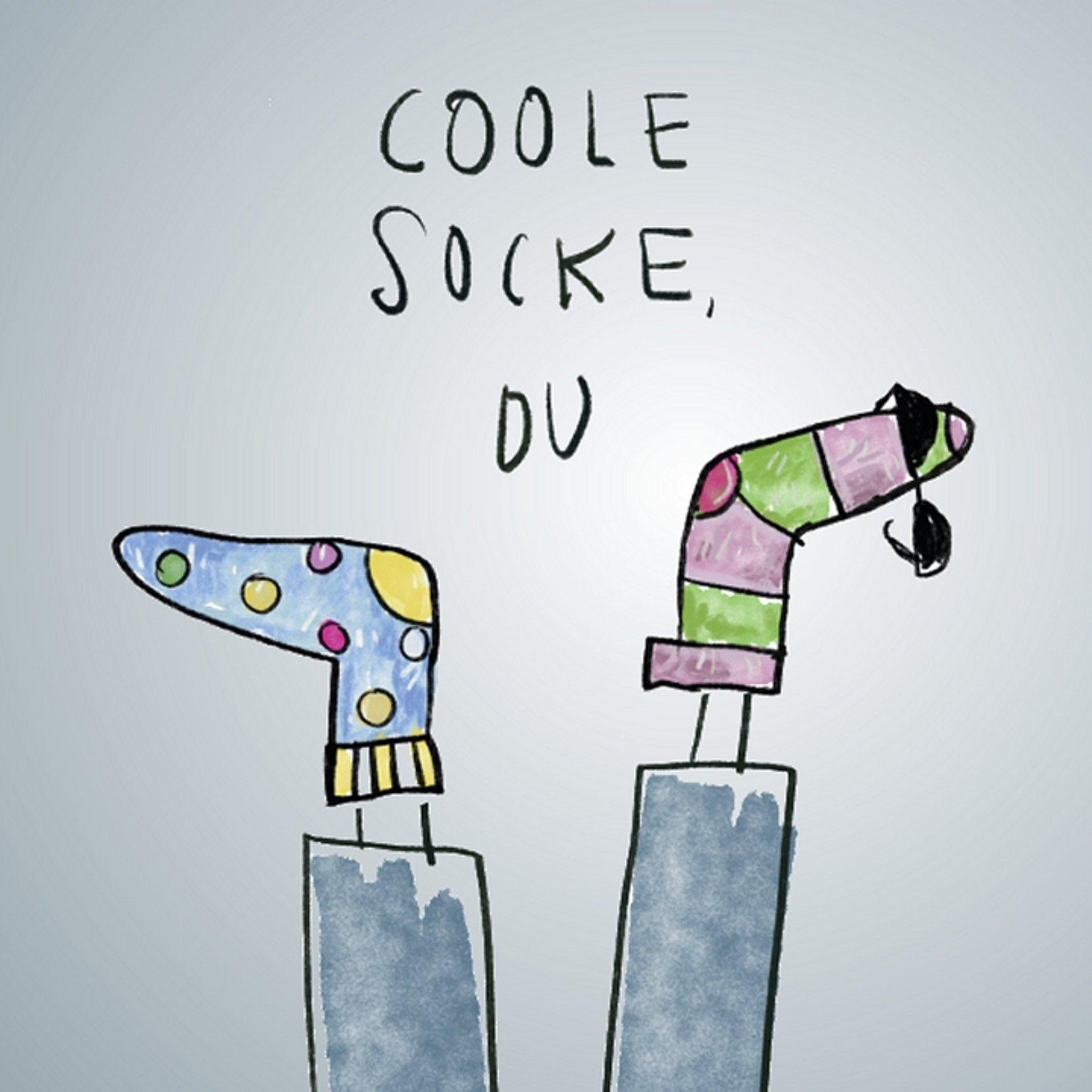 Illustration von zwei Beinen mit unterschiedlich bunten, gemusterten Socken; darüber steht handschriftlich der Text „Coole Socke, du“.