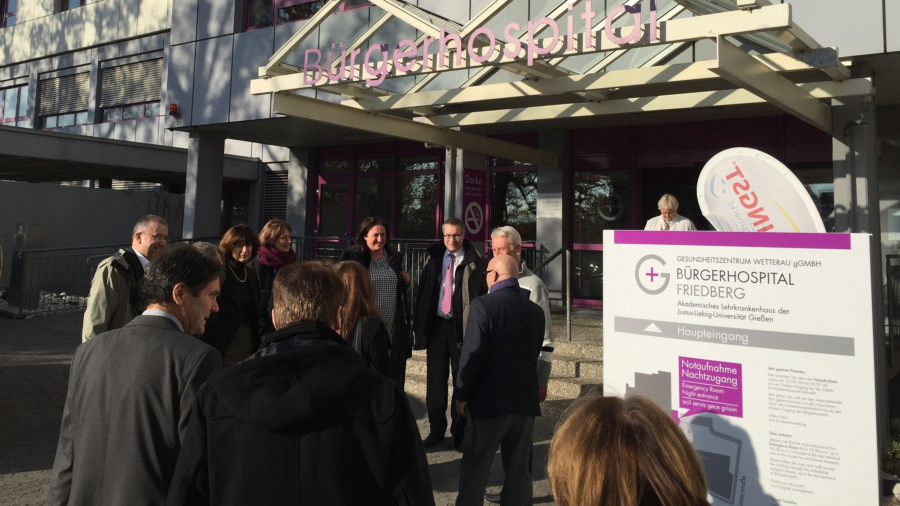 Personengruppe vor dem Eingang zum Friedberger Bürgerhospital