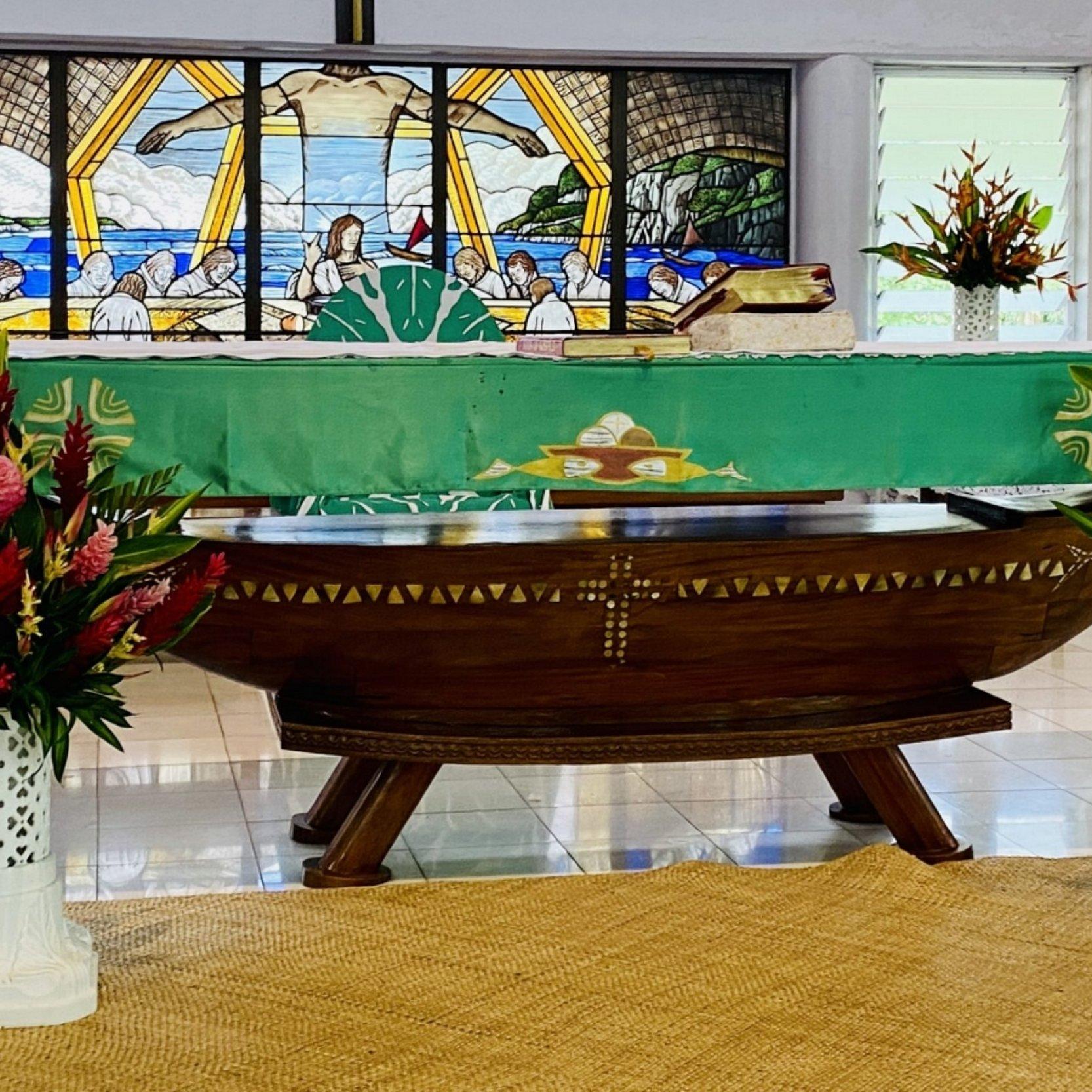 Ein polynesisches Kanu dient in einer Kirche als Altar
