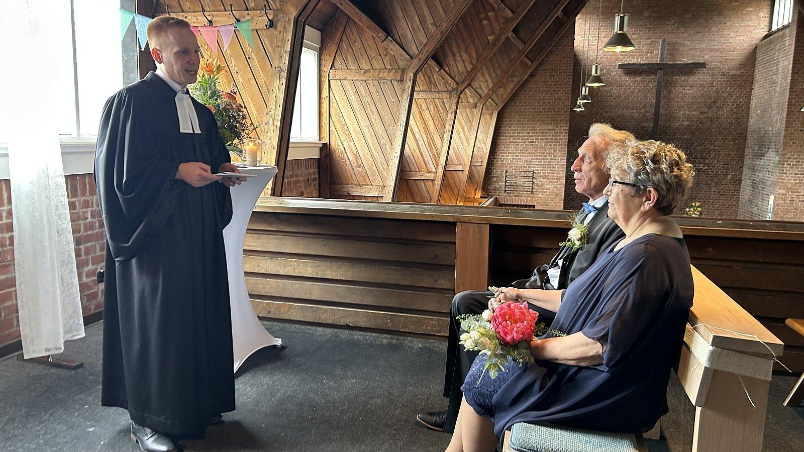 Trauszene in der Lutherkirche mit Pfarrer und älterem Paar