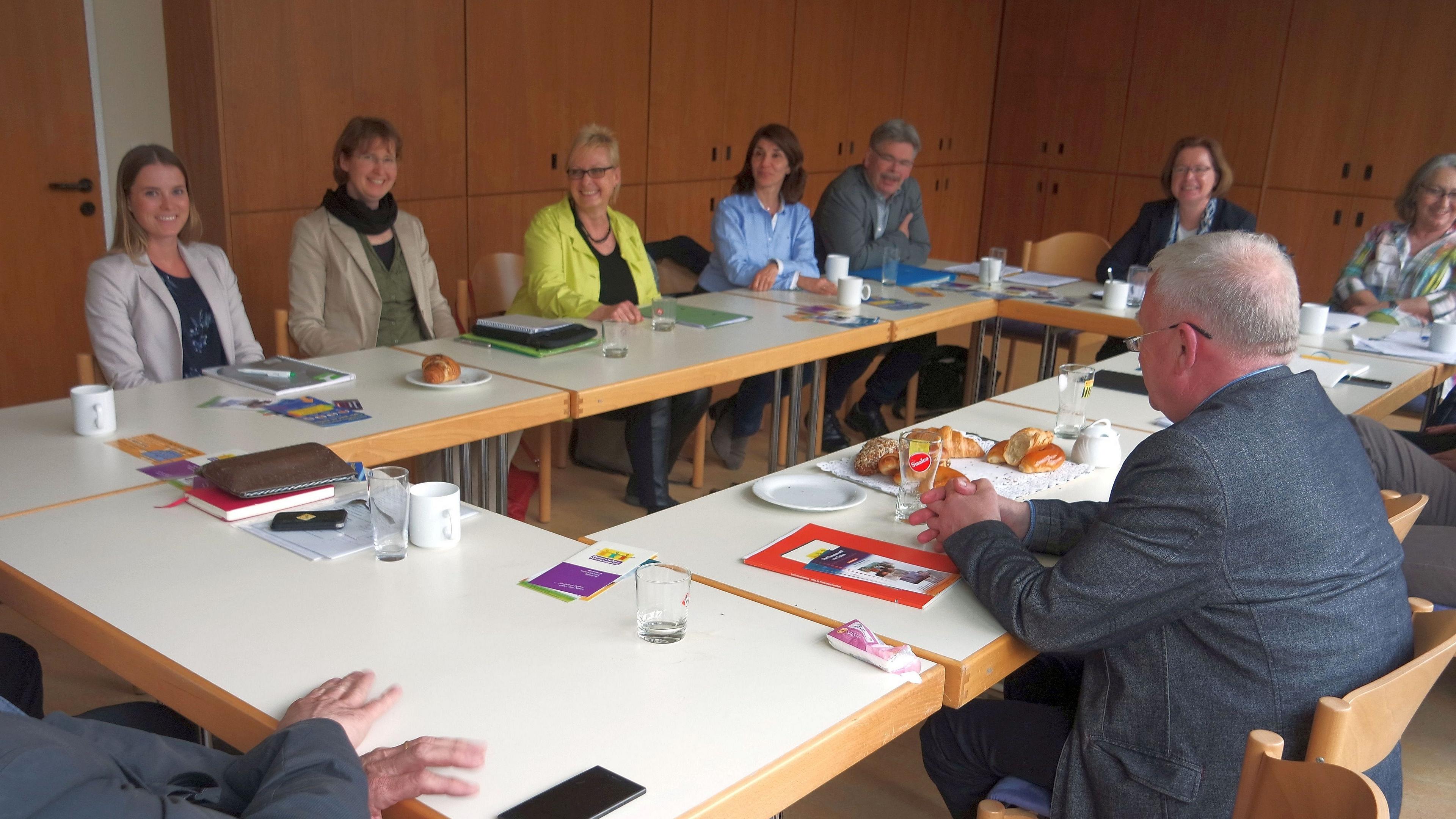 Menschen sitzen an einem Konferenztisch