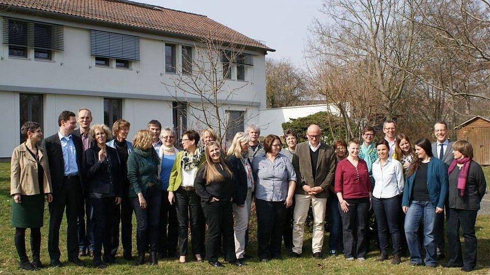 Gruppenfoto von den Mitarbeiter:innen im Garten