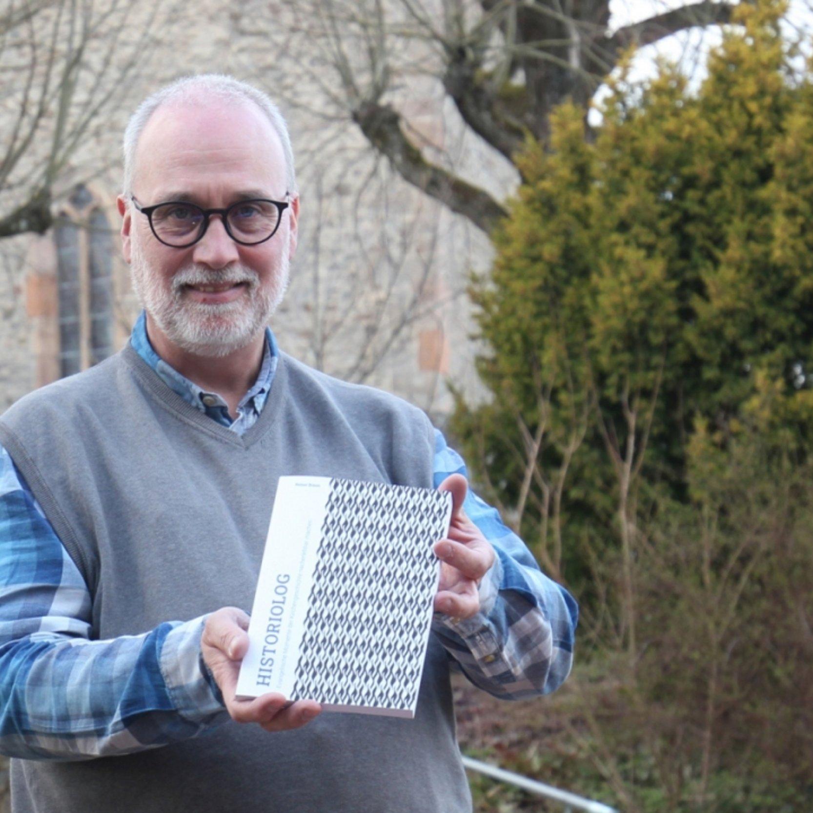 Portraitfoto: Pfarrer Braun präsentiert sein Buch