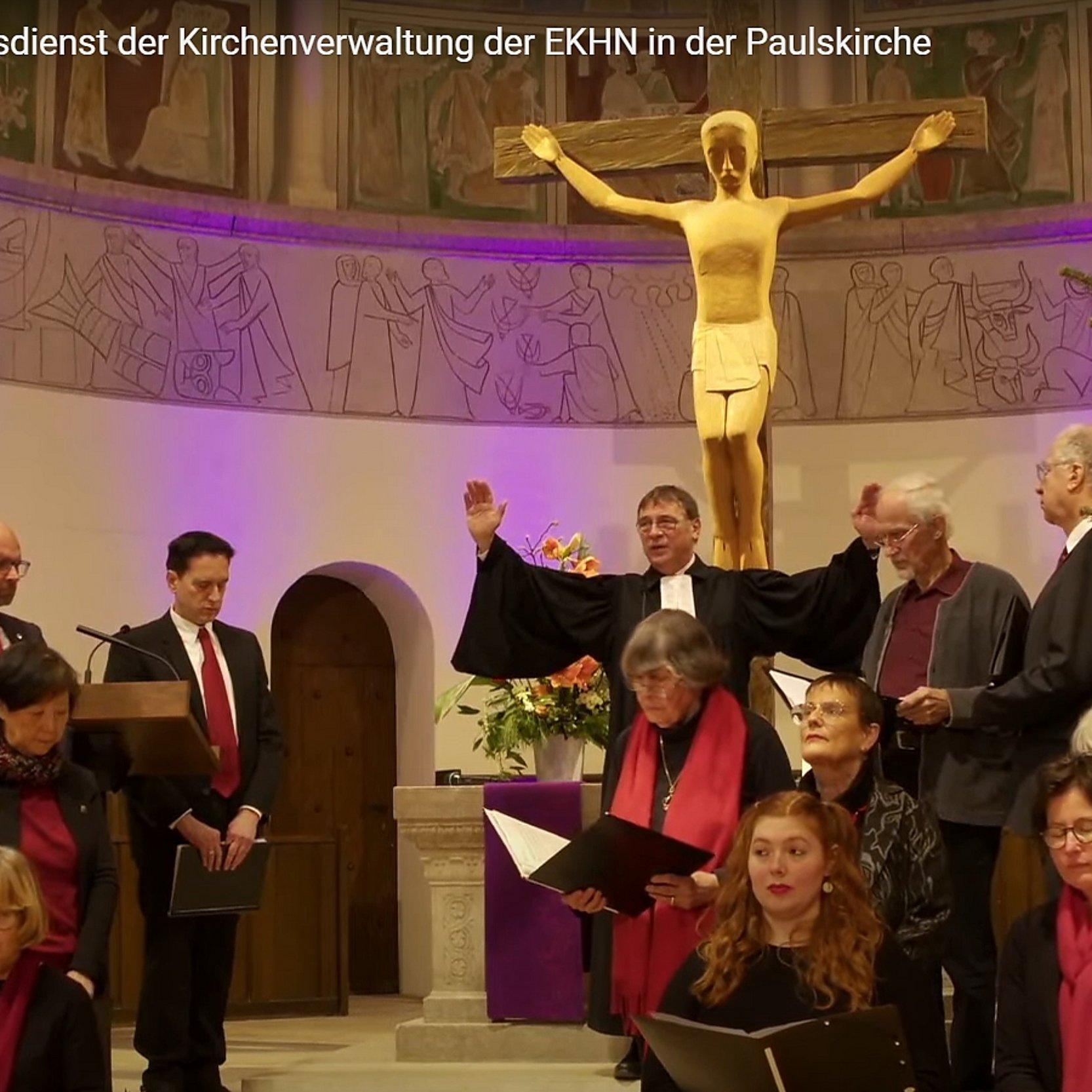 Jung umrahmt vom Projektchor