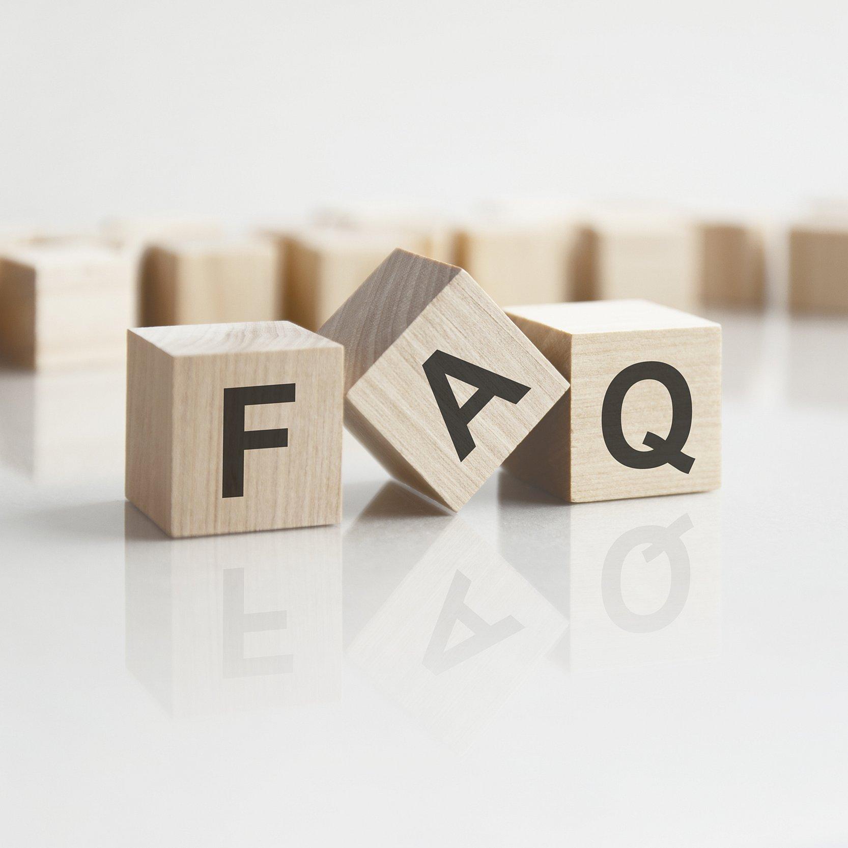 Drei Holzwürfel mit den Buchstaben F, A und Q