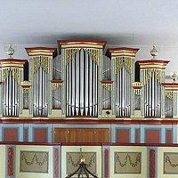 Orgel mit Pfeifen und Verzierungen