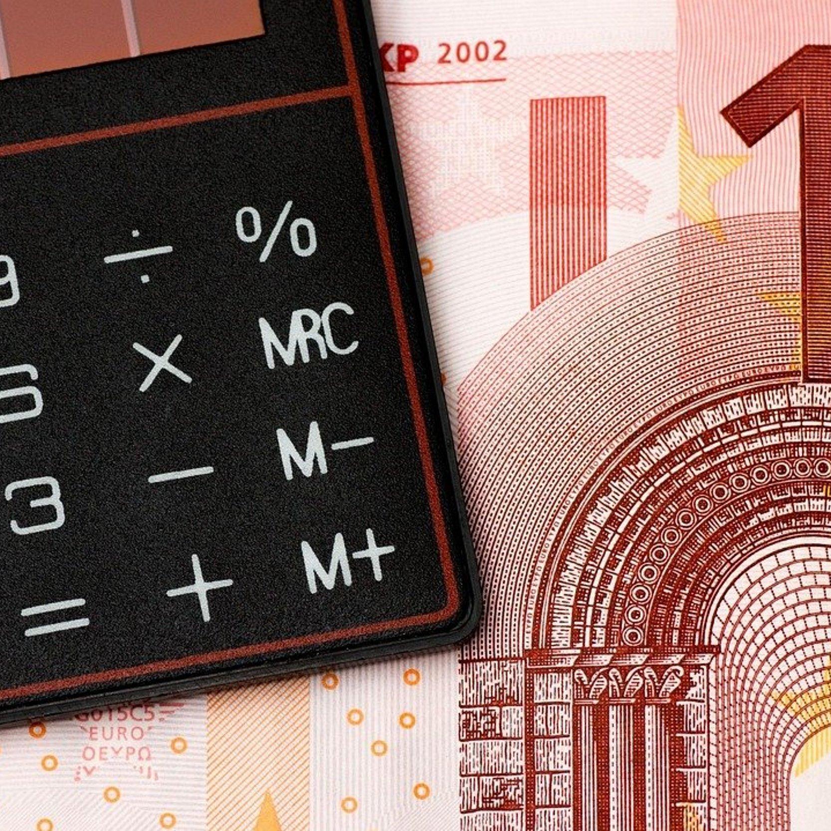 Taschenrechner liegt auf 10-Euro-Geldschein