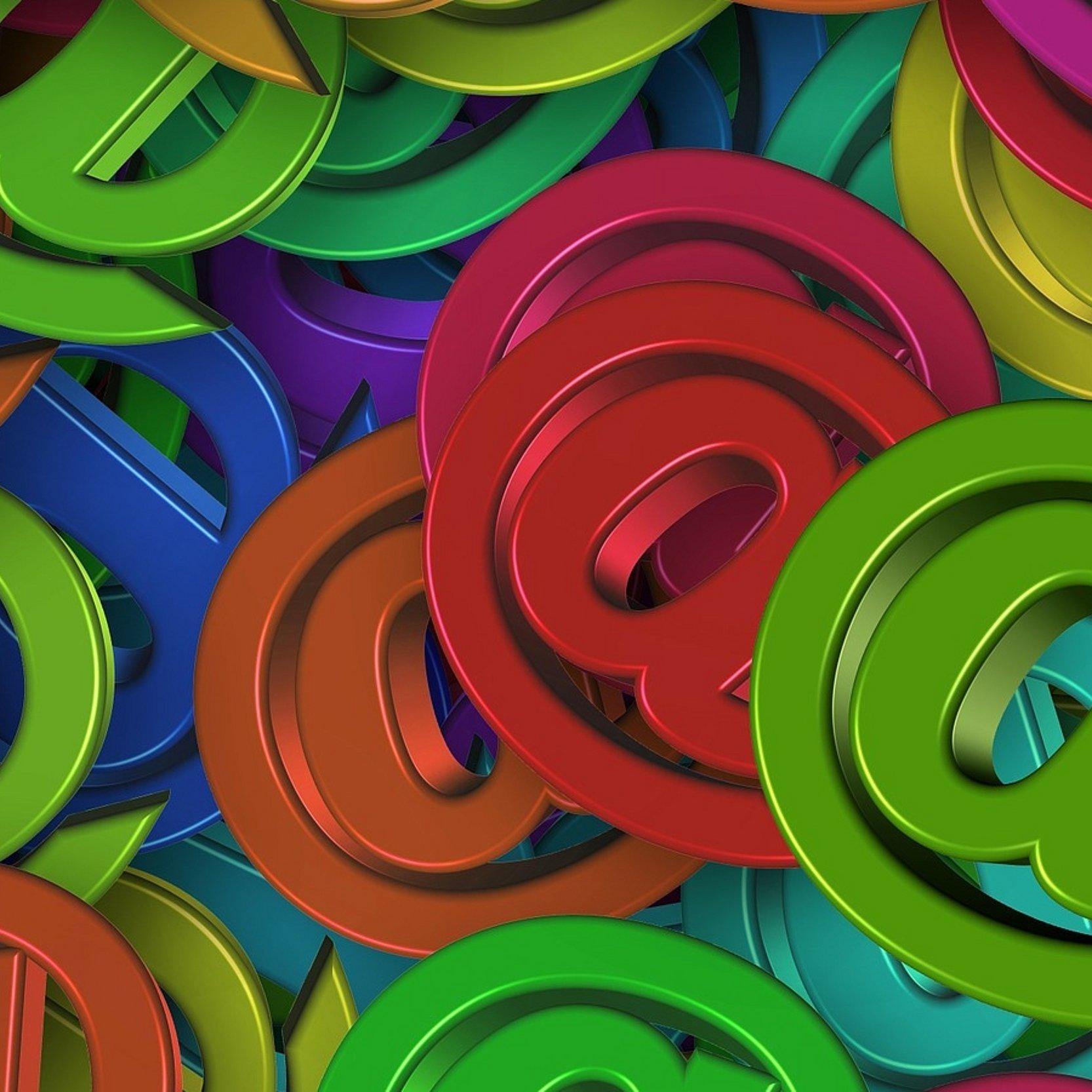 Viele farbige E-Mail-Zeichen