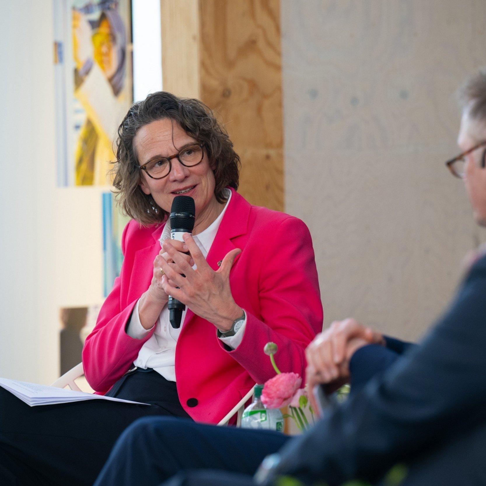 Kirchenpräsidentin Tietz auf dem Podium mit Mikrofon