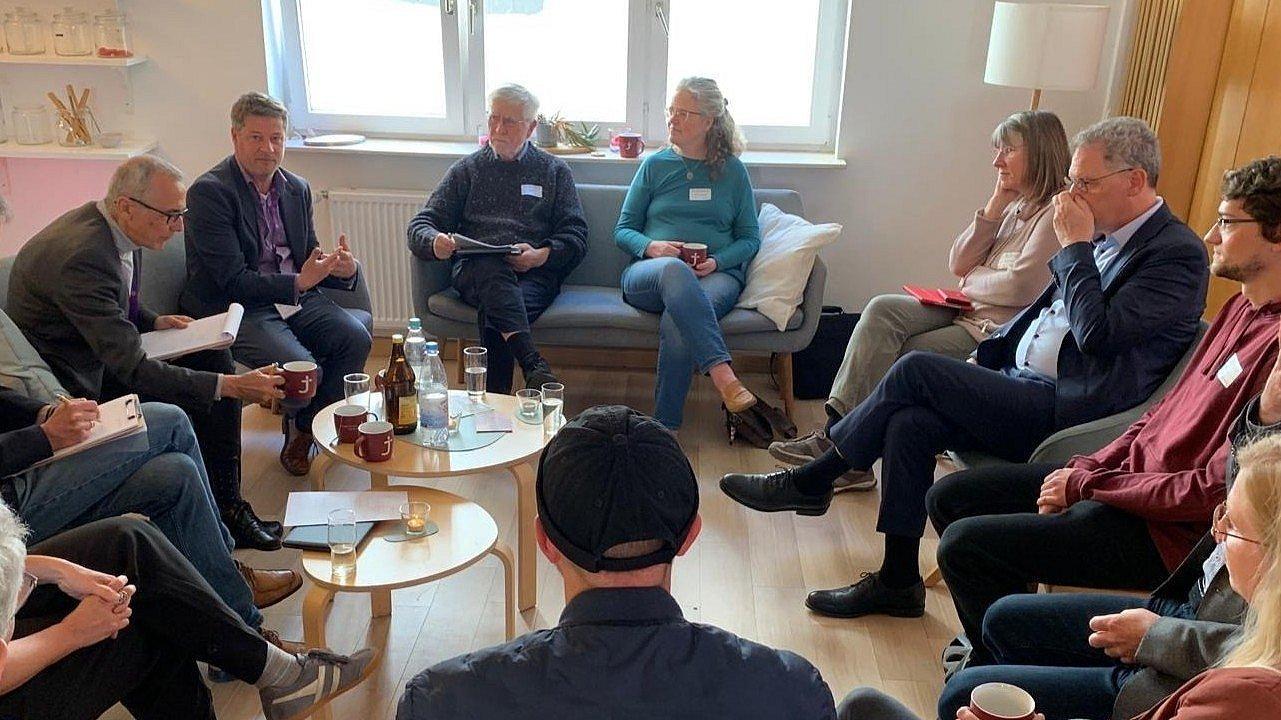 Personen im Gruppengespräch