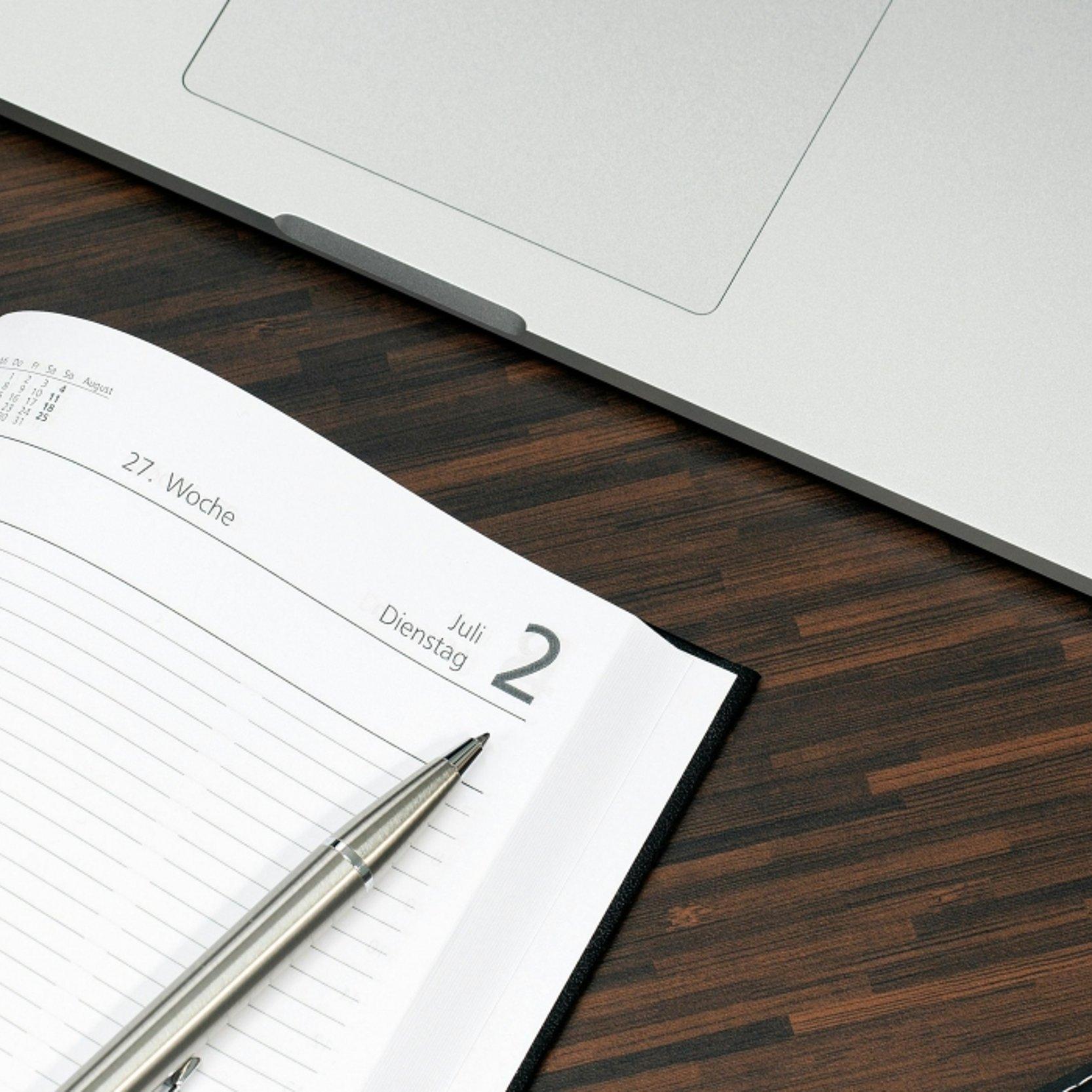 Schreibtisch mit Notebook und Termnkalender