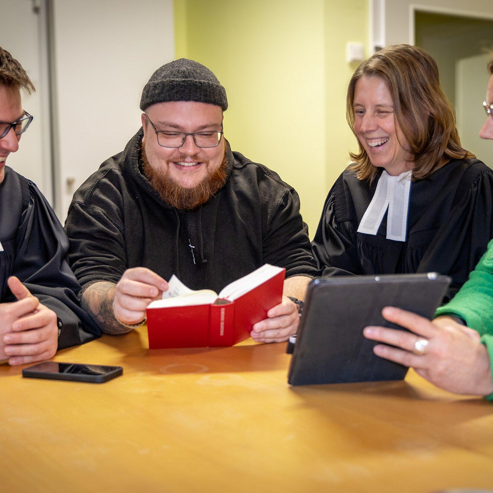Vier Personen mit Bibel
