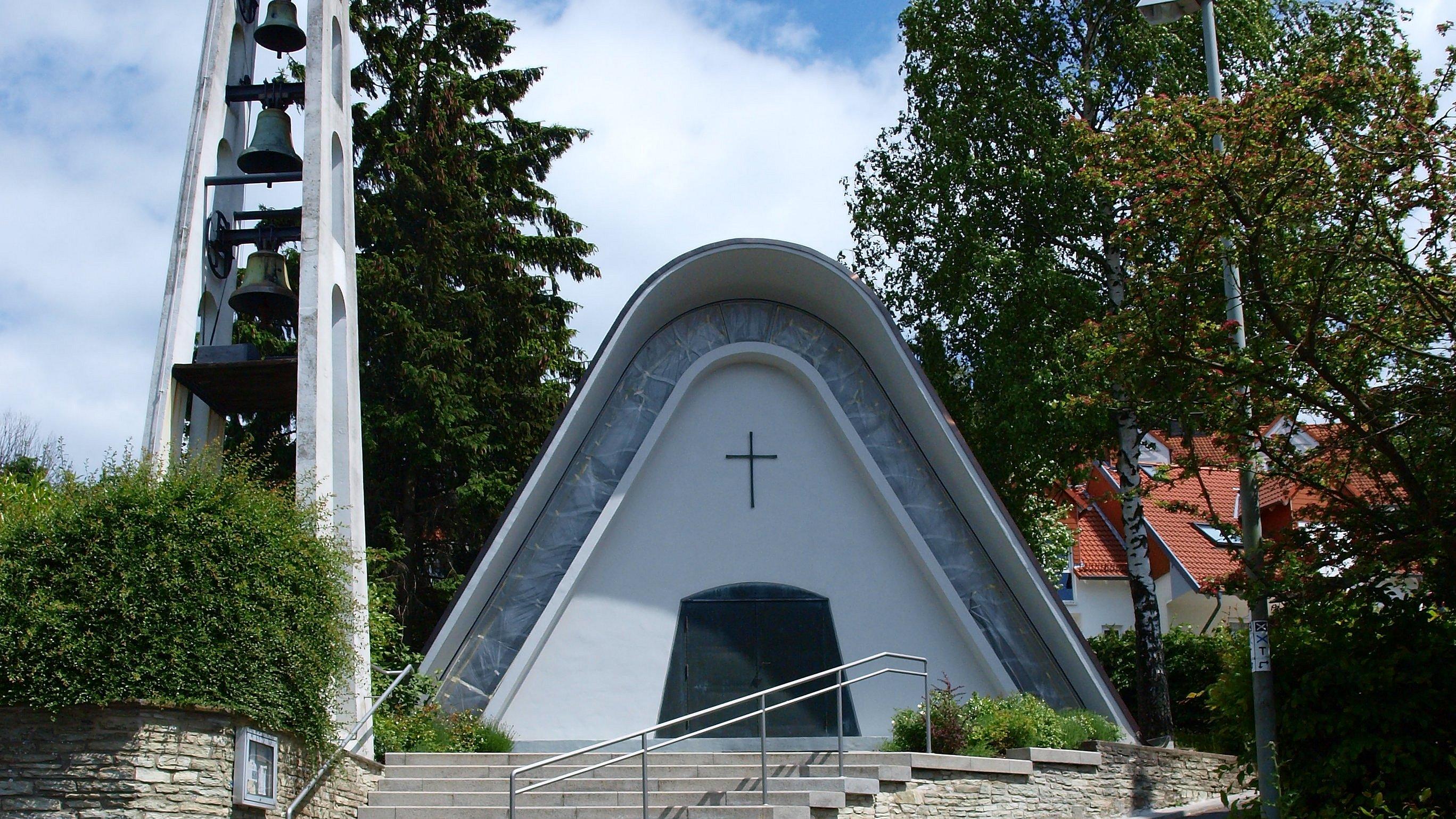 Modernes Kirchengebäude mit separatem Kirchturm