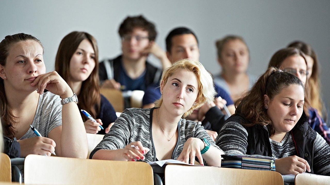Gruppe von Studierenden sitzt im Hörsaal
