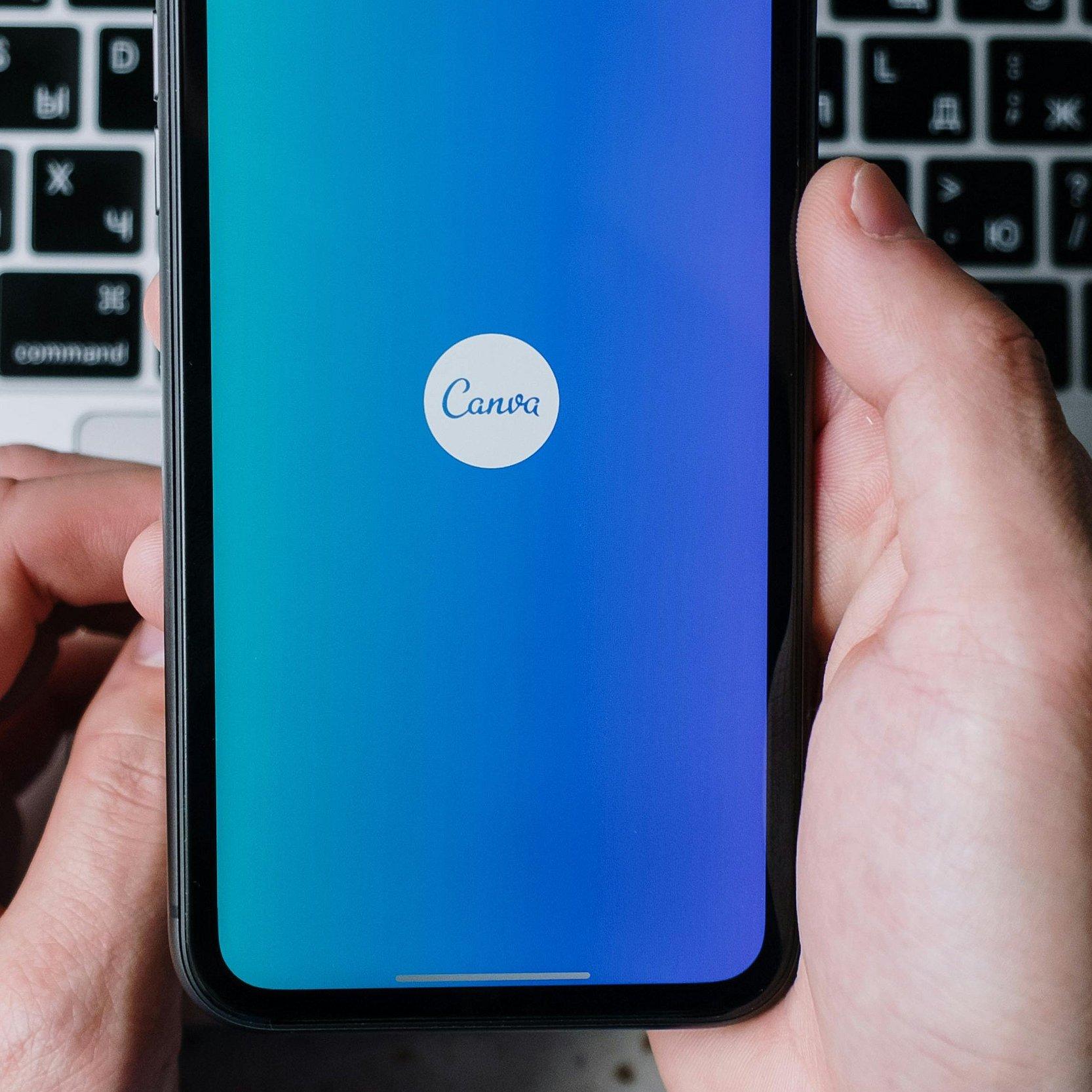 Hände halten Smartphone 
