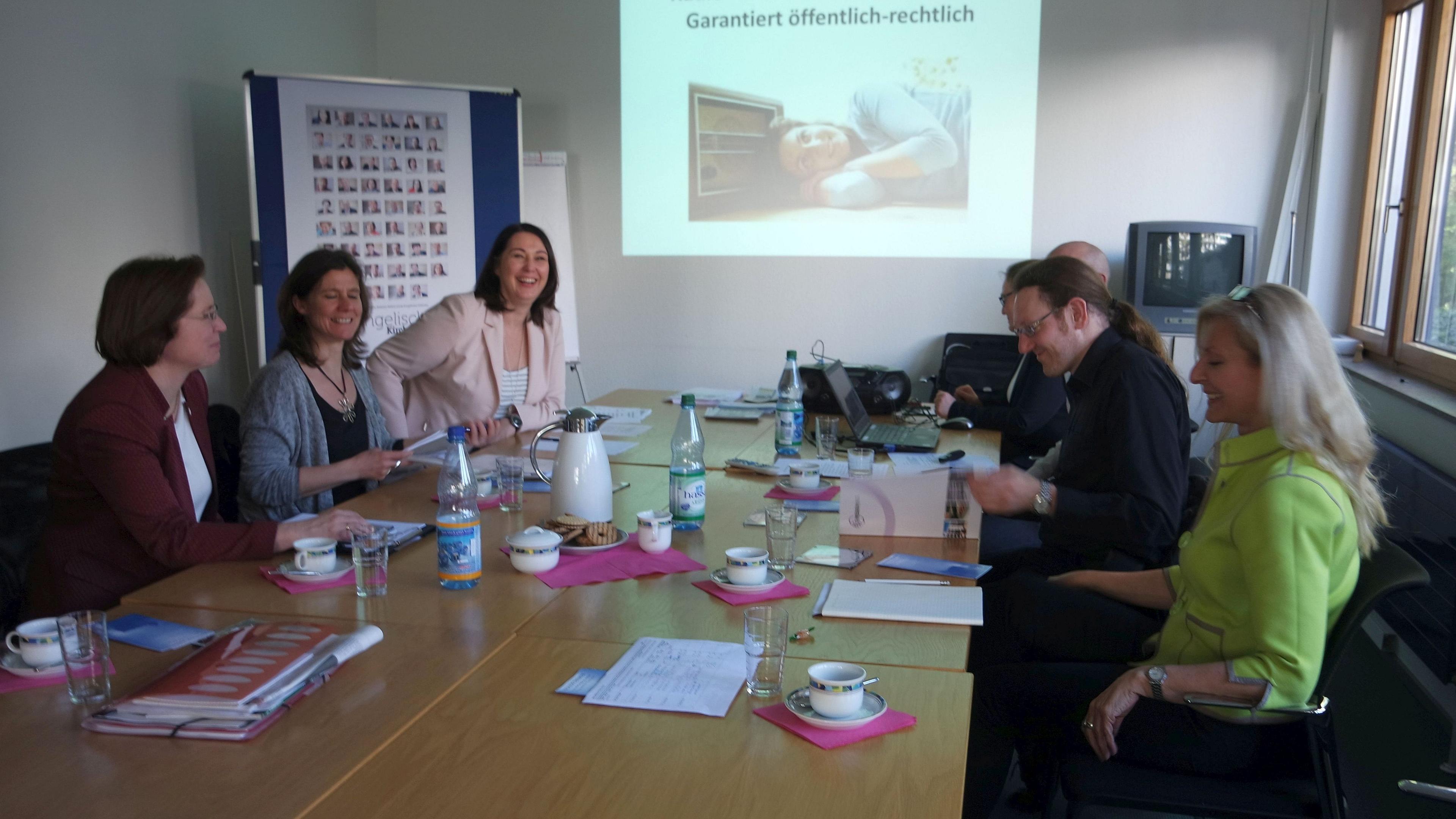 Menschen an einem Konferenztisch