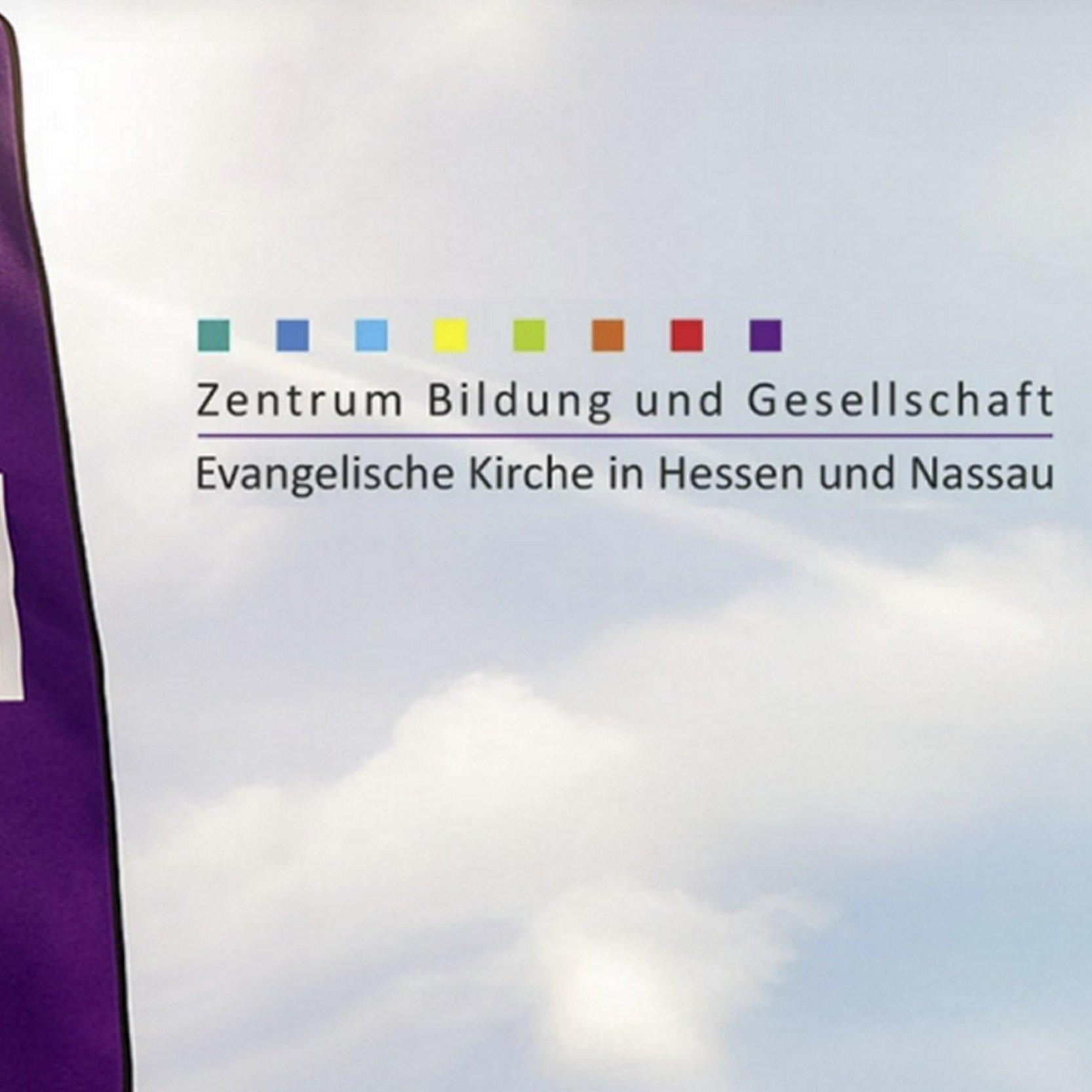 Lila Fahne mit weißem, geometrischem Facettenkreuz vor hellem Himmel; rechts das Logo „Zentrum Bildung und Gesellschaft – Evangelische Kirche in Hessen und Nassau“ mit farbigen Quadraten.