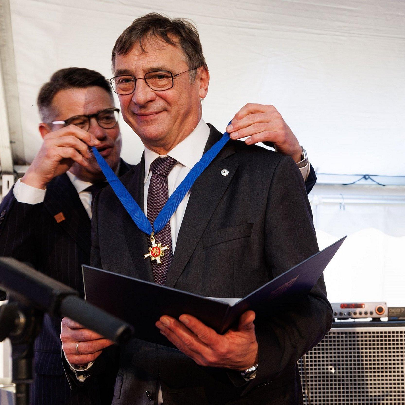 Rhein legt Jung die Medaille an.